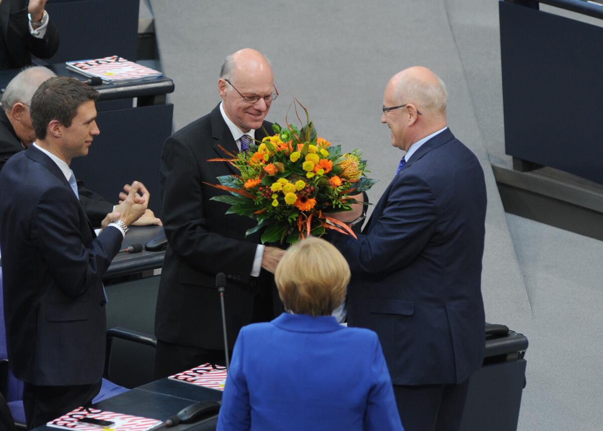 Konstituierende Sitzung Deutscher Bundestag für die 18. Wahlperiode. Prof. Dr. Norbert Lammert, (mitte), CDU/CSU, nimmt nach seiner Wiederwahl zum Bundestagspräsidenten Blumen und Glückwünsche engegen. Hier von Volker Kauder, (re), CDU/CSU, Bundeskanzlerin Dr. Angela Mekel, CDU/CSU, und Stefan Müller, (li), CDU/CSU.; Grtatulation, Gratulanten. Lammert, Norbert; Merkel, Angela; Kauder, Volker; Müller, Stefan Konstituierende Sitzung Deutscher Bundestag für die 18. Wahlperiode. Prof. Dr. Norbert Lammert, (mitte), CDU/CSU, nimmt nach seiner Wiederwahl zum Bundestagspräsidenten Blumen und Glückwünsche engegen. Hier von Volker Kauder, (re), CDU/CSU, Bundeskanzlerin Dr. Angela Mekel, CDU/CSU, und Stefan Müller, (li), CDU/CSU.; Grtatulation, Gratulanten.