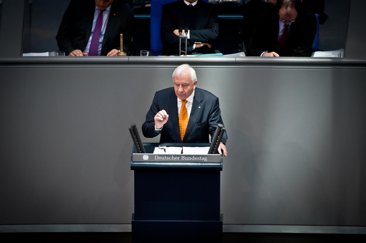 Cajus Caesar, CDU/CSU, bei seiner Rede während der Beratung zum Haushaltsgesetz 2013.; Abgeordneter, Plenarsitzung, Sitzung, Plenarsaal, Rednerpult, Redner, Haushaltsdebatte, Gestik Caesar, Cajus Cajus Caesar, CDU/CSU, bei seiner Rede während der Beratung zum Haushaltsgesetz 2013.; Abgeordneter, Plenarsitzung, Sitzung, Plenarsaal, Rednerpult, Redner, Haushaltsdebatte, Gestik