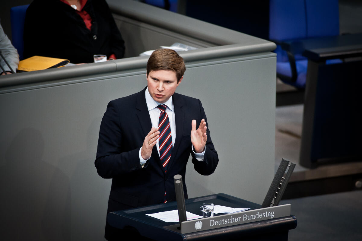 Dr. Florian Toncar, FDP, MdB, bei seiner Rede während der Beratung zum Haushaltsgesetz 2013.; Abgeordneter, Plenarsitzung, Sitzung, Plenarsaal, Rednerpult, Redner, Haushaltsdebatte, Gestik Toncar, Florian Dr. Florian Toncar, FDP, MdB, bei seiner Rede während der Beratung zum Haushaltsgesetz 2013.; Abgeordneter, Plenarsitzung, Sitzung, Plenarsaal, Rednerpult, Redner, Haushaltsdebatte, Gestik