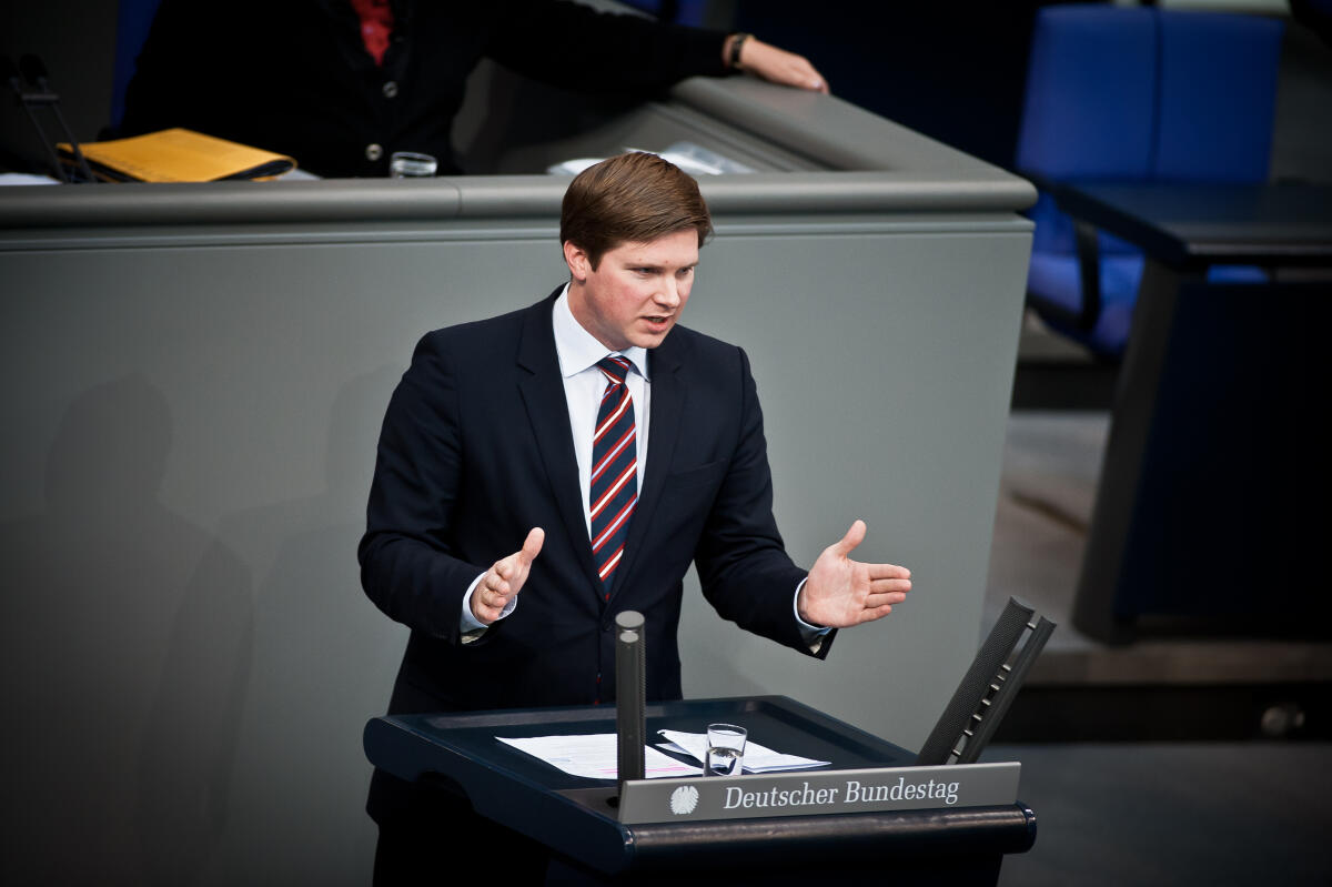 Dr. Florian Toncar, FDP, MdB, bei seiner Rede während der Beratung zum Haushaltsgesetz 2013.; Abgeordneter, Plenarsitzung, Sitzung, Plenarsaal, Rednerpult, Redner, Haushaltsdebatte, Gestik Toncar, Florian Dr. Florian Toncar, FDP, MdB, bei seiner Rede während der Beratung zum Haushaltsgesetz 2013.; Abgeordneter, Plenarsitzung, Sitzung, Plenarsaal, Rednerpult, Redner, Haushaltsdebatte, Gestik