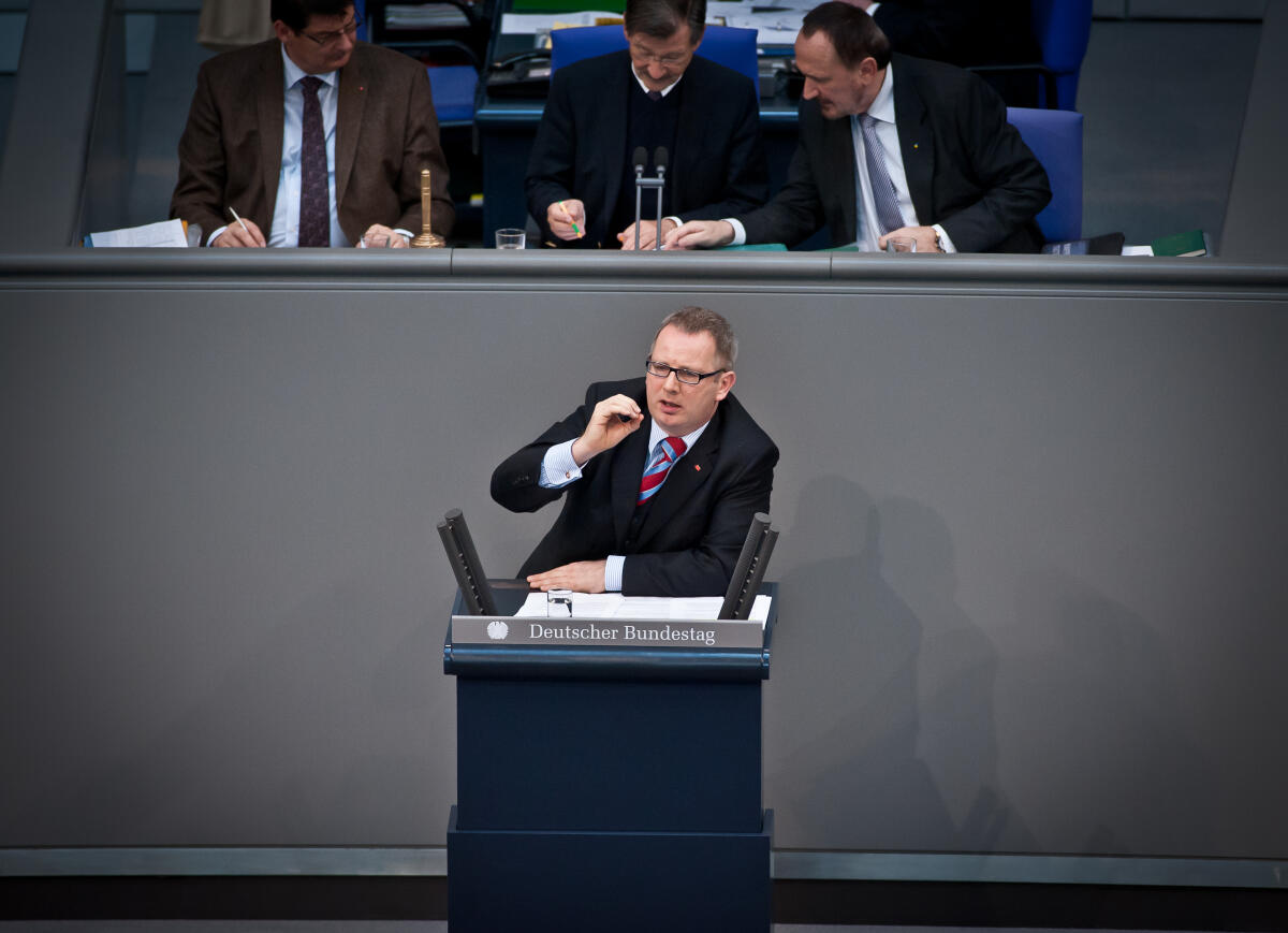 Kahrs, Johannes Johannes Kahrs, SDP, MdB, bei seiner Rede während der Beratung zum Haushaltsgesetz 2013.; Abgeordneter, Plenarsitzung, Sitzung, Plenarsaal, Rednerpult, Redner, Haushaltsdebatte, Gestik