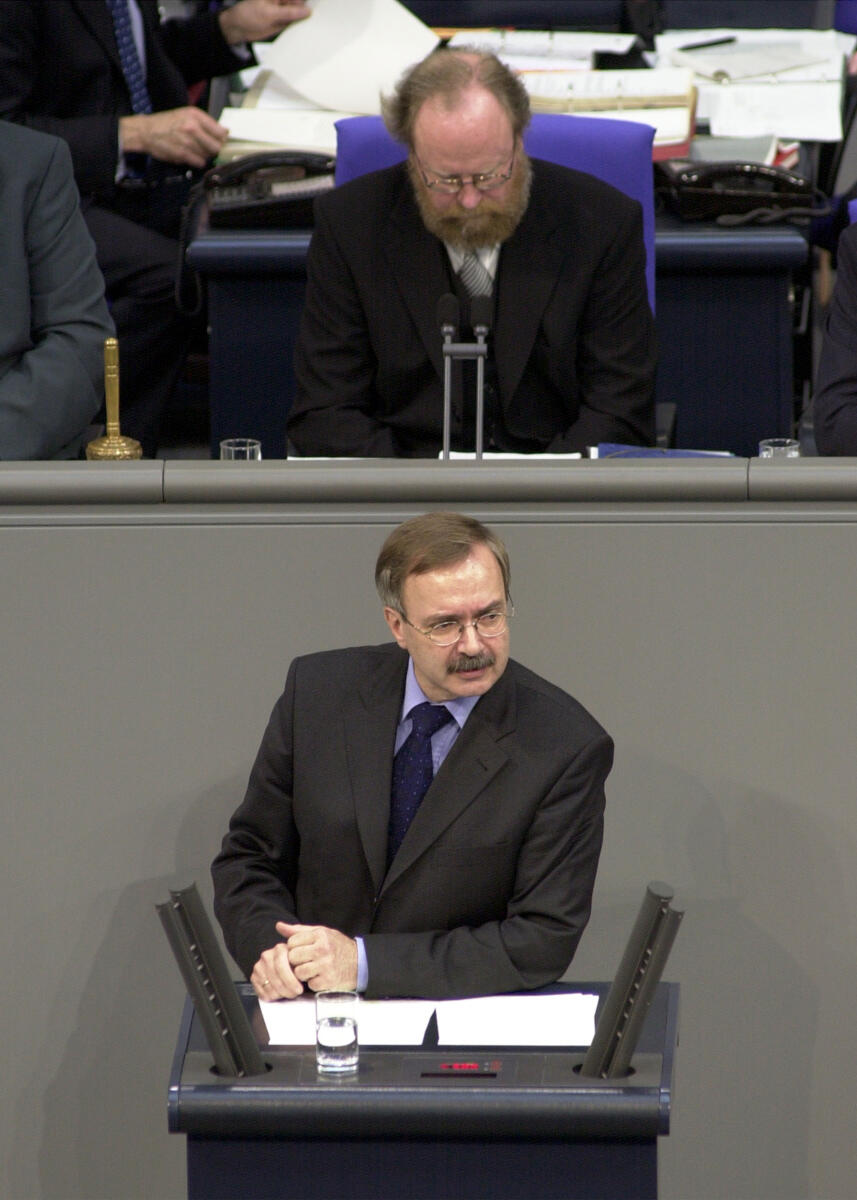 Dr. Werner Hoyer, FDP, MdB, Rede im Deutschen Bundestag, 10. Bundestagssitzung, TOP 3, Regierungserklärung, NATO-Gipfel und Aussprache.; Vorsitz: Bundestagspräsident Wolfgang Thierse, SPD.; Bundestagsabgeordneter, Abgeordneter, Rednerpult, Vizepräsident, Plenum Hoyer, Werner; Thierse, Wolfgang Dr. Werner Hoyer, FDP, MdB, Rede im Deutschen Bundestag, 10. Bundestagssitzung, TOP 3, Regierungserklärung, NATO-Gipfel und Aussprache.; Vorsitz: Bundestagspräsident Wolfgang Thierse, SPD.; Bundestagsabgeordneter, Abgeordneter, Rednerpult, Vizepräsident, Plenum