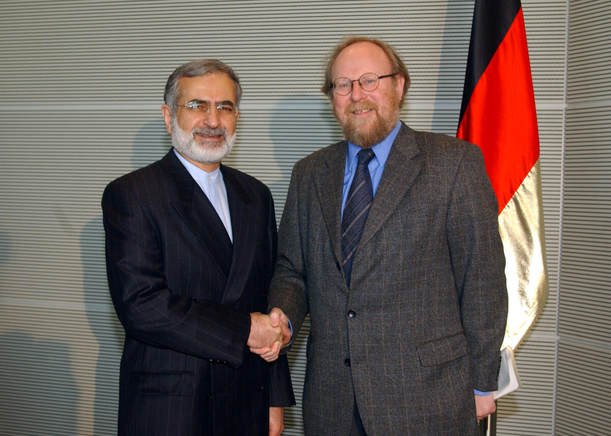 Bundestagspräsident Wolfgang Thierse, SPD, (re.), empfängt den iranischen Aussenminister Dr. Kamal Kharrazi, (li.). Thierse, Wolfgang; Kharrazi, Kamal Bundestagspräsident Wolfgang Thierse, SPD, (re.), empfängt den iranischen Aussenminister Dr. Kamal Kharrazi, (li.).