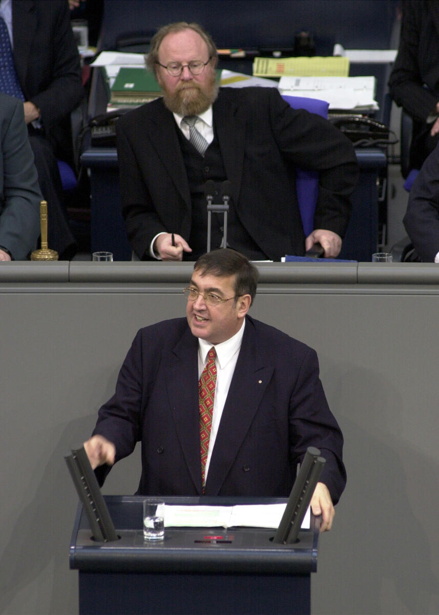 Dr. Karl A. Lamers, CDU/CSU, MdB, Rede im Deutschen Bundestag, Vorsitz: Bundestagspräsident Wolfgang Thierse, SPD.; 10. Bundestagssitzung, TOP 3, Regierungserklärung, NATO-Gipfel und Aussprache Lamers, Karl A.; Thierse, Wolfgang Dr. Karl A. Lamers, CDU/CSU, MdB, Rede im Deutschen Bundestag, Vorsitz: Bundestagspräsident Wolfgang Thierse, SPD.; 10. Bundestagssitzung, TOP 3, Regierungserklärung, NATO-Gipfel und Aussprache