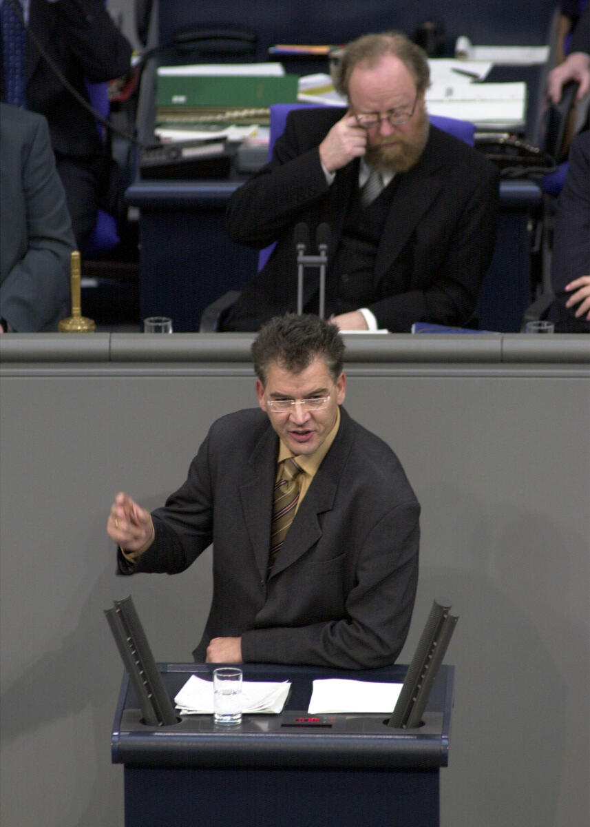 Dr. Gerd Müller, CDU/CSU, MdB, Rede im Deutschen Bundestag, Vorsitz: Bundestagspräsident Wolfgang Thierse, SPD.; 10. Bundestagssitzung, TOP 3, Regierungserklärung, NATO-Gipfel und Aussprache Müller, Gerd; Thierse, Wolfgang Dr. Gerd Müller, CDU/CSU, MdB, Rede im Deutschen Bundestag, Vorsitz: Bundestagspräsident Wolfgang Thierse, SPD.; 10. Bundestagssitzung, TOP 3, Regierungserklärung, NATO-Gipfel und Aussprache