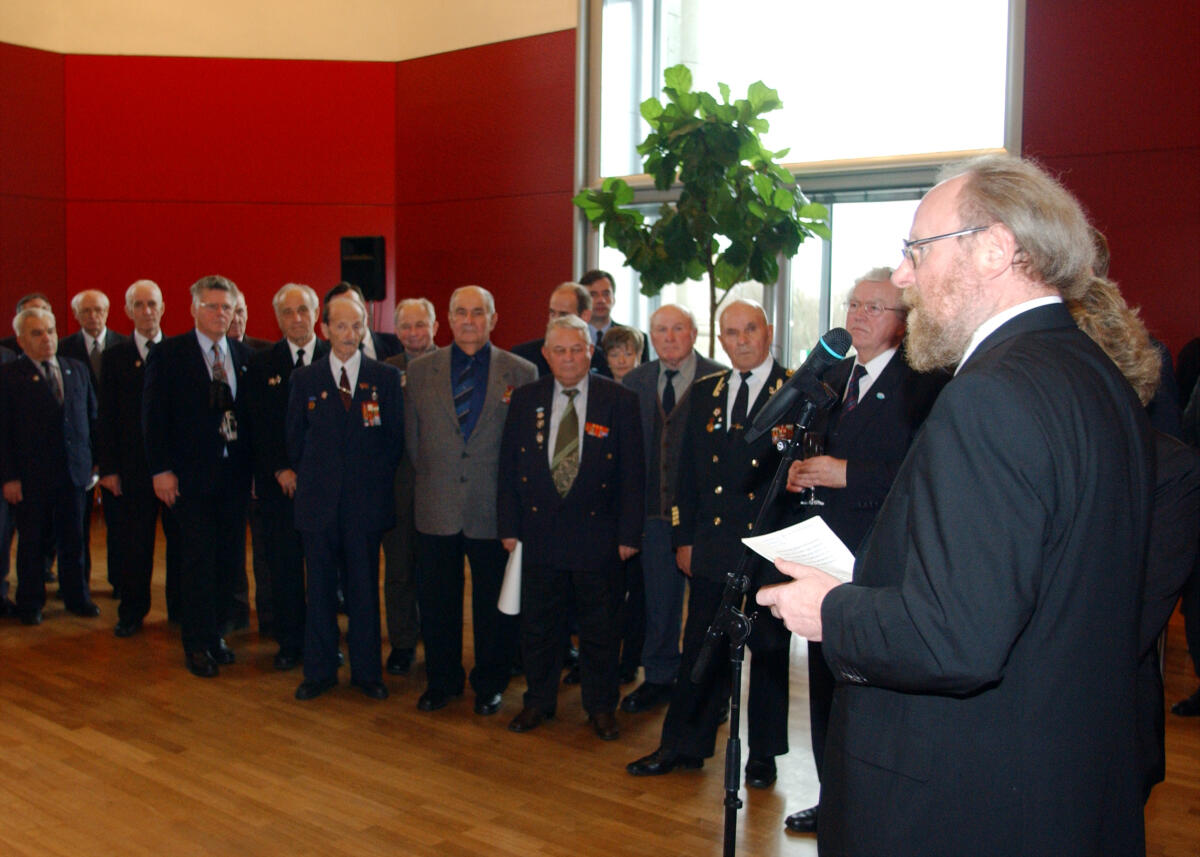 Empfang des Bundestagspräsident Wolfgang Thierse (re), SPD, für eine Veteranendelegation aus Russland, Weissrussland und der Ukraine.; Vertranen, Rede Thierse, Wolfgang Empfang des Bundestagspräsident Wolfgang Thierse (re), SPD, für eine Veteranendelegation aus Russland, Weissrussland und der Ukraine.; Vertranen, Rede