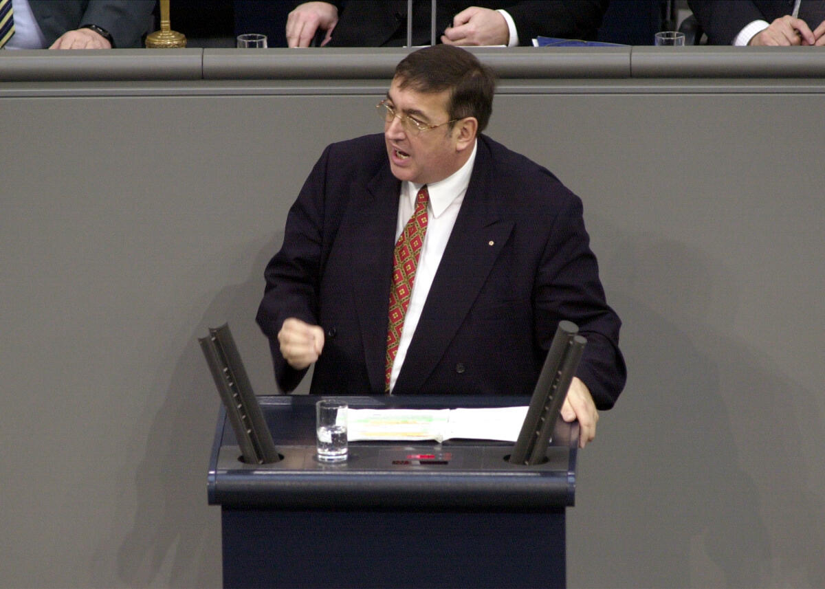 Dr. Karl A. Lamers, CDU/CSU, MdB, Rede im Deutschen Bundestag.; 10. Bundestagssitzung, TOP 3, Regierungserklärung, NATO-Gipfel und Aussprache Lamers, Karl A. Dr. Karl A. Lamers, CDU/CSU, MdB, Rede im Deutschen Bundestag.; 10. Bundestagssitzung, TOP 3, Regierungserklärung, NATO-Gipfel und Aussprache