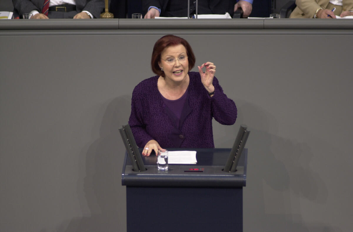 Heidemarie Wieczorek-Zeul, SPD, Bundesministerin für wirtschaftliche Zusammenarbeit und Entwicklung, MdB, Rede im Deutschen Bundestag, 11. Bundestagssitzung, TOP 10, Fortsetzung des Einsatzes der Bundeswehr in Afghanistan, Deutscher Bundestag; Ministerin, Bundesentwicklungsministerin Wieczorek-Zeul, Heidemarie Heidemarie Wieczorek-Zeul, SPD, Bundesministerin für wirtschaftliche Zusammenarbeit und Entwicklung, MdB, Rede im Deutschen Bundestag, 11. Bundestagssitzung, TOP 10, Fortsetzung des Einsatzes der Bundeswehr in Afghanistan, Deutscher Bundestag; Ministerin, Bundesentwicklungsministerin