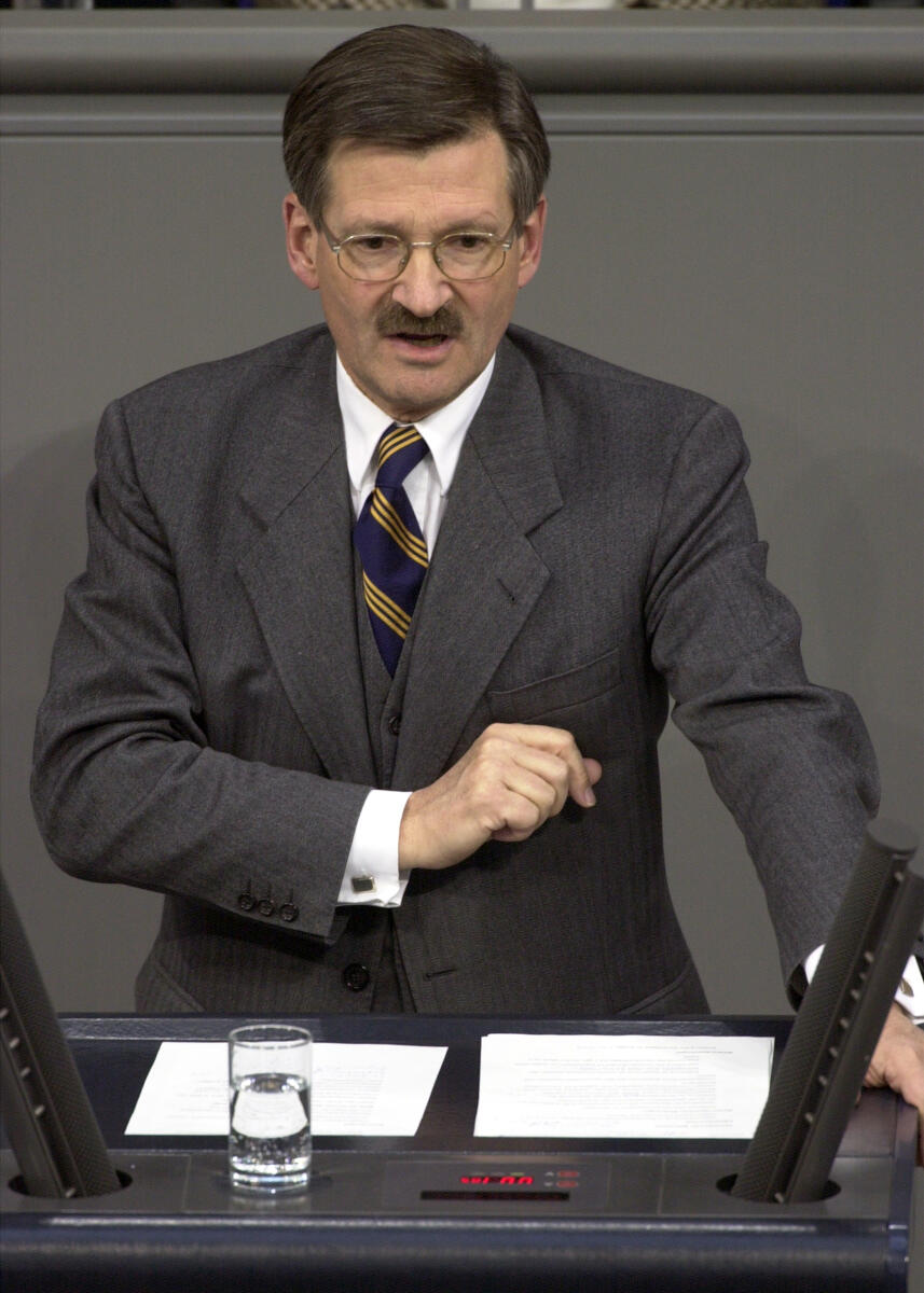 Dr. Hermann Otto Solms, FDP, Bundestagsvizepräsident, MdB, Rede im Deutschen Bundestag, 8. Bundestagssitzung, Aktuelle Stunde.; Vizepräsident, Rednerpult, Plenum Solms, Hermann Otto Dr. Hermann Otto Solms, FDP, Bundestagsvizepräsident, MdB, Rede im Deutschen Bundestag, 8. Bundestagssitzung, Aktuelle Stunde.; Vizepräsident, Rednerpult, Plenum