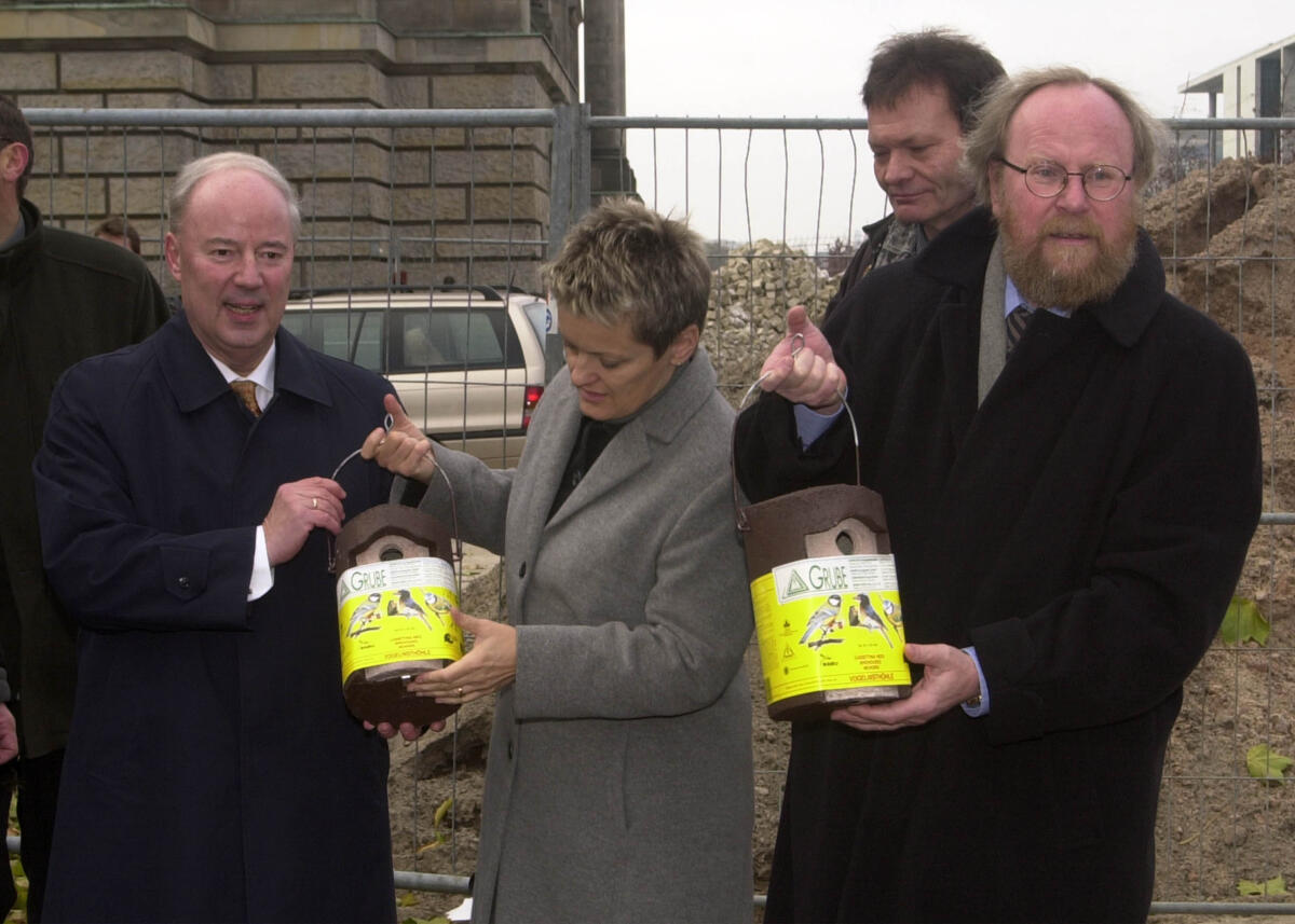 Thierse, Wolfgang; Künast, Renate; Geldern, Wolfgang von Pflanzung des "Freiheitsbaumes" auf dem Friedrich-Ebert-Platz mit Bundestagspräsident Wolfgang Thierse, SPD, (re.), Wolfgang von Geldern, Staatsminister a.D., (li.), und Bundesverbraucherschutzministerin Renate Künast, Bündnis 90/Die Grünen, (mi.).; Baum, pflanzen, Vogelkasten, Vogelhaus