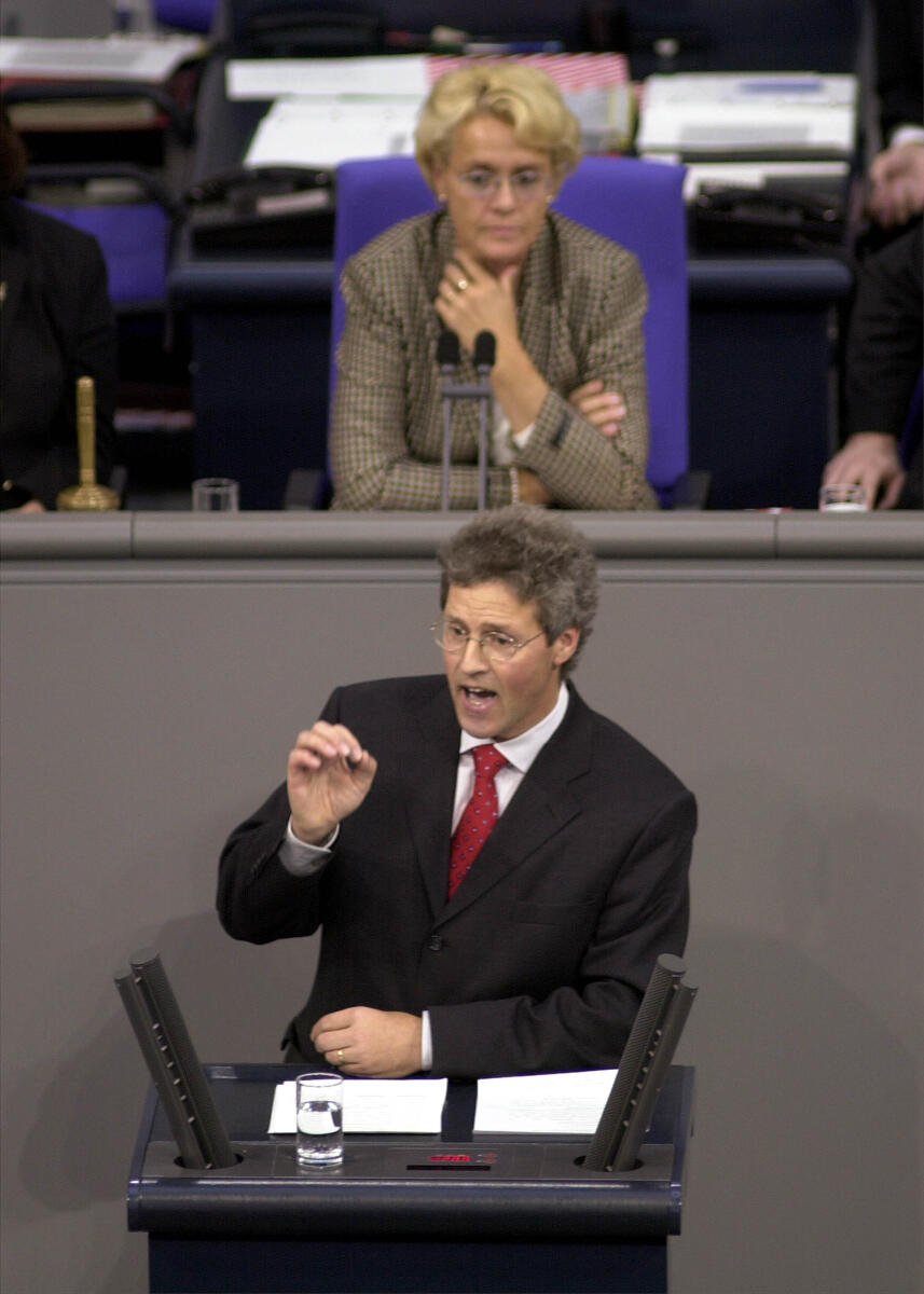 Klaus-Peter Flosbach, CDU/CSU, MdB, erste Rede im Deutschen Bundestag, 8.Bundestagssitzung, Aktuelle Stunde.; Vorsitz: Bundestagsvizepräsidentin Dr. h. c. Susanne Kastner, SPD.; Bundestagsabgeordneter, Abgeordneter, Rednerpult, Vizepräsidentin, Plenum; 8.Bundestagssitzung, Aktuelle Stunde Flosbach, Klaus-Peter; Kastner, Susanne Klaus-Peter Flosbach, CDU/CSU, MdB, erste Rede im Deutschen Bundestag, 8.Bundestagssitzung, Aktuelle Stunde.; Vorsitz: Bundestagsvizepräsidentin Dr. h. c. Susanne Kastner, SPD.; Bundestagsabgeordneter, Abgeordneter, Rednerpult, Vizepräsidentin, Plenum; 8.Bundestagssitzung, Aktuelle Stunde