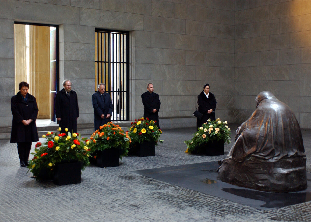Thierse, Wolfgang; Zypries, Brigitte; Böhmer, Wolfgang; Papier, Hans-Jürgen Kranzniederlegung anlässlich des Volkstrauertag mit (v. li. n. re.) Bundesministerin für Justiz, Brigitte Zypries, SPD,  Bundestagspräsident Wolfgang Thierse, SPD, Ministerpräsident Sachsen-Anhalt, Prof. Dr. Wolfgang Böhmer, Präsident des Bundesverfassungsgericht, Prof. Hans-Jürgen Papier.; Zentrale Gedenkstätte, Neue Wache Berlin, Kranzniederlegung