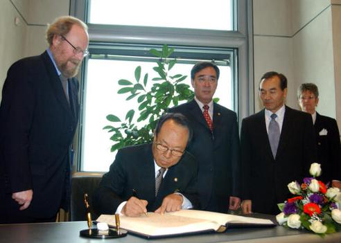 Thierse, Wolfgang; Yong, Park Kwan Reichstagsgebäude, Präsidialebene
