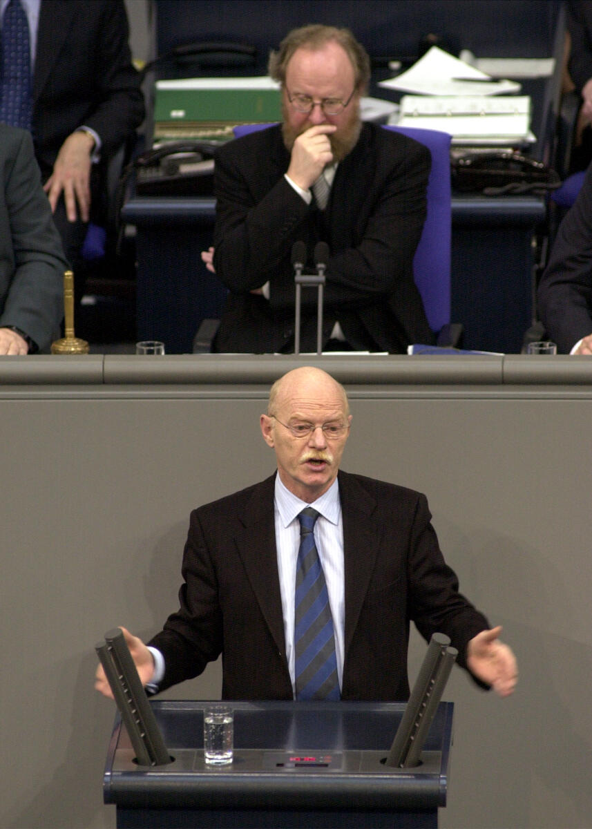 Dr. Peter Struck, SPD, Bundesminister der Verteidigung, MdB, Rede im Deutschen Bundestag, Vorsitz: Bundestagspräsident Wolfgang Thierse, SPD.; 10. Bundestagssitzung, TOP 3, Regierungserklärung, NATO-Gipfel und Aussprache, Minister, Verteidigungsminister Struck, Peter; Thierse, Wolfgang Dr. Peter Struck, SPD, Bundesminister der Verteidigung, MdB, Rede im Deutschen Bundestag, Vorsitz: Bundestagspräsident Wolfgang Thierse, SPD.; 10. Bundestagssitzung, TOP 3, Regierungserklärung, NATO-Gipfel und Aussprache, Minister, Verteidigungsminister