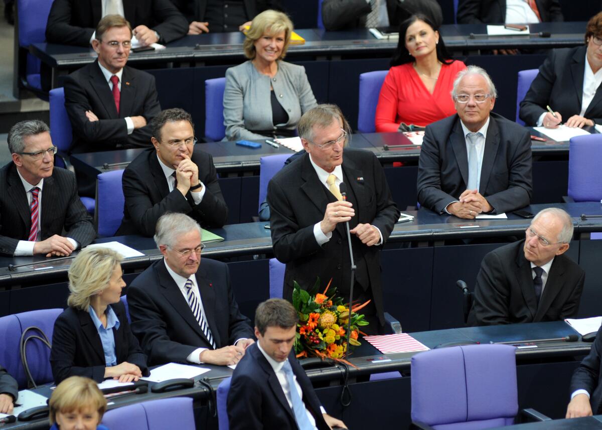 Singhammer, Johannes; Hintze, Peter; Schäuble, Wolfgang; Leyen, Ursula von der; Friedrich, Hans-Peter; Maizière, Thomas de Konstituierende Sitzung Deutscher Bundestag für die 18. Wahlperiode. Johannes Singhammer, (am Mikrofon stehend), CDU/CSU, hier in den Reihen der CDU/CSU-Bundestagsfraktion, nimmt die Wahl zum Bundestagsvizepräsidenten an.