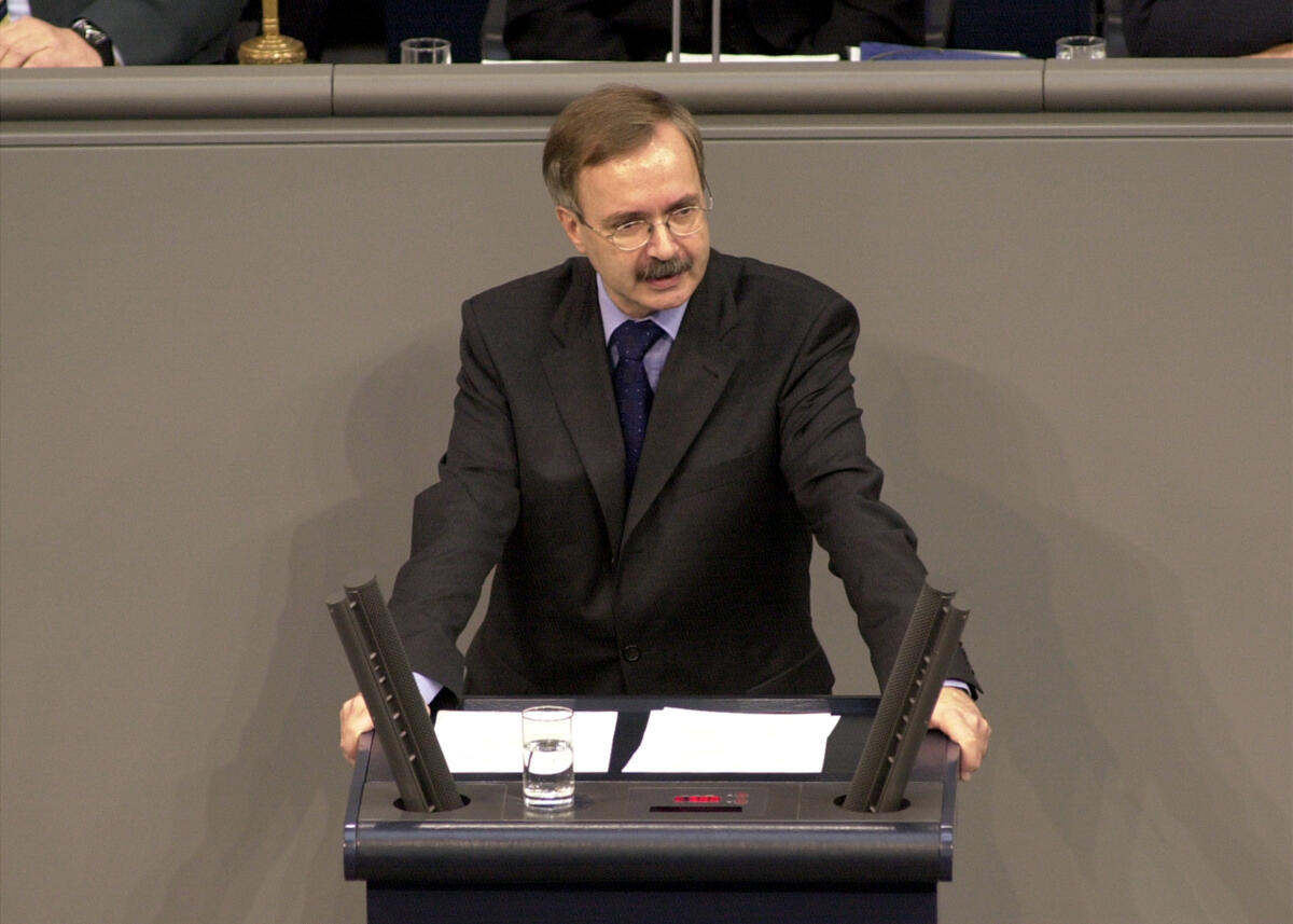 Dr. Werner Hoyer, FDP, MdB, Rede im Deutschen Bundestag.; 10. Bundestagssitzung, TOP 3, Regierungserklärung, NATO-Gipfel und Aussprache Hoyer, Werner Dr. Werner Hoyer, FDP, MdB, Rede im Deutschen Bundestag.; 10. Bundestagssitzung, TOP 3, Regierungserklärung, NATO-Gipfel und Aussprache