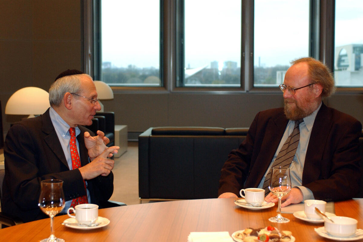 Bundestagspräsident Wolfgang Thierse, SPD, (re.), empfängt Dr. Israel Singer, Vorsitzender der Jewish Claims Conference. Thierse, Wolfgang; Singer, Israel Bundestagspräsident Wolfgang Thierse, SPD, (re.), empfängt Dr. Israel Singer, Vorsitzender der Jewish Claims Conference.