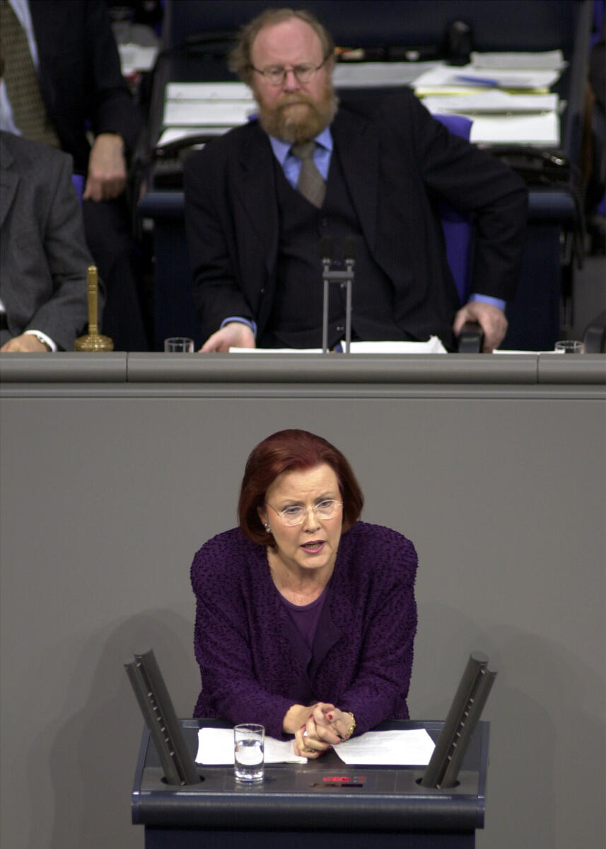 Wieczorek-Zeul, Heidemarie; Thierse, Wolfgang Heidemarie Wieczorek-Zeul, SPD, Bundesministerin für wirtschaftliche Zusammenarbeit und Entwicklung, MdB, Rede im Deutschen Bundestag, Vorsitz: Bundestagspräsident Wolfgang Thierse, SPD.; 11. Bundestagssitzung, TOP 10, Fortsetzung des Einsatzes der Bundeswehr in Afghanistan; Ministerin, Bundesentwicklungsministerin