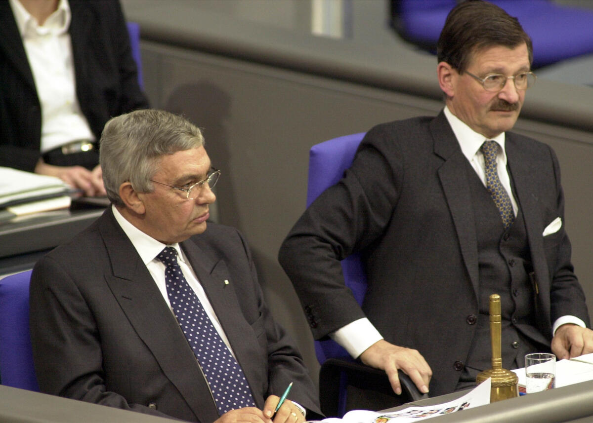 Bundestagsvizepräsident Dr. Hermann Otto Solms, FDP, (re.), Schriftführer Jann-Peter Janssen, SPD, (li.).; 10. Bundestagssitzung, TOP 3, Regierungserklärung NATO-Gipfel und Aussprache Janssen, Jann-Peter; Solms, Hermann Otto Bundestagsvizepräsident Dr. Hermann Otto Solms, FDP, (re.), Schriftführer Jann-Peter Janssen, SPD, (li.).; 10. Bundestagssitzung, TOP 3, Regierungserklärung NATO-Gipfel und Aussprache