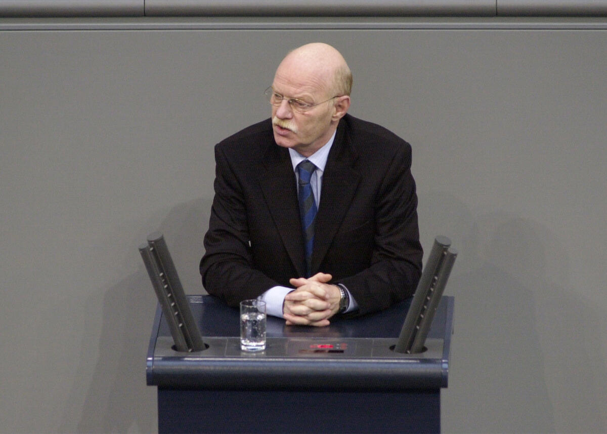 Dr. Peter Struck, SPD, Bundesminister der Verteidigung, MdB, Rede im Deutschen Bundestag.; 10. Bundestagssitzung, TOP 3, Regierungserklärung, NATO-Gipfel und Aussprache, Minister, Verteidigungsminister Struck, Peter Dr. Peter Struck, SPD, Bundesminister der Verteidigung, MdB, Rede im Deutschen Bundestag.; 10. Bundestagssitzung, TOP 3, Regierungserklärung, NATO-Gipfel und Aussprache, Minister, Verteidigungsminister