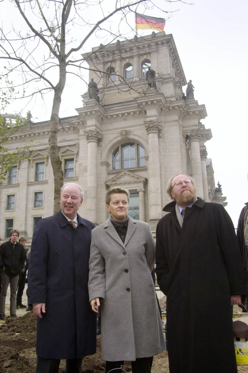 Pflanzung des "Freiheitsbaumes" auf dem Friedrich-Ebert-Platz mit Bundestagspräsident Wolfgang Thierse, SPD, (re.), Wolfgang von Geldern, Staatsminister a.D., (li.), und Bundesverbraucherschutzministerin Renate Künast, Bündnis 90/Die Grünen, (mi.).; Baum, pflanzen Thierse, Wolfgang; Künast, Renate; Geldern, Wolfgang von Pflanzung des "Freiheitsbaumes" auf dem Friedrich-Ebert-Platz mit Bundestagspräsident Wolfgang Thierse, SPD, (re.), Wolfgang von Geldern, Staatsminister a.D., (li.), und Bundesverbraucherschutzministerin Renate Künast, Bündnis 90/Die Grünen, (mi.).; Baum, pflanzen
