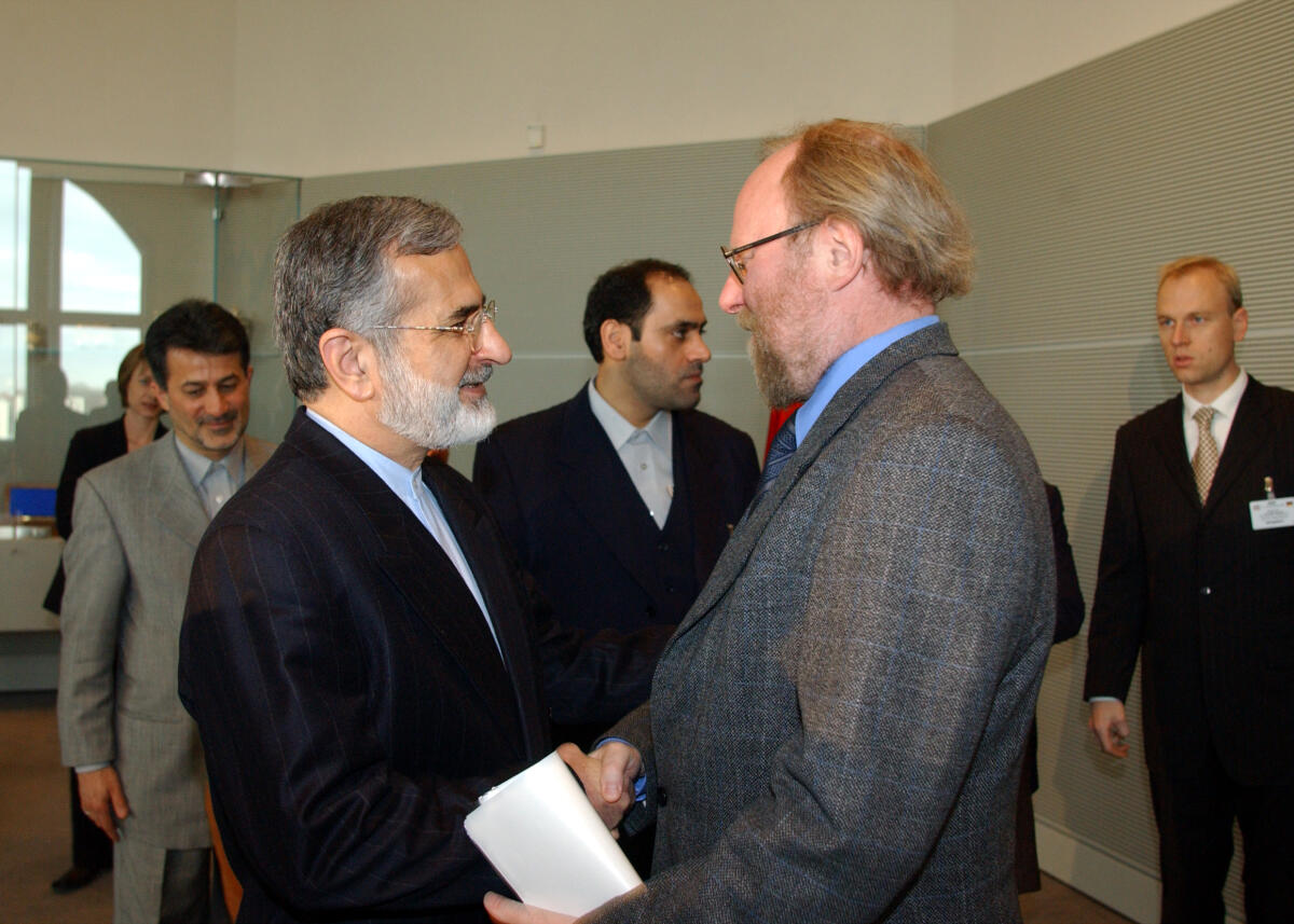 Bundestagspräsident Wolfgang Thierse, SPD, (re), empfängt den iranischen Aussenminister Dr. Kamal Kharrazi, (li.). Thierse, Wolfgang; Kharrazi, Kamal Bundestagspräsident Wolfgang Thierse, SPD, (re), empfängt den iranischen Aussenminister Dr. Kamal Kharrazi, (li.).