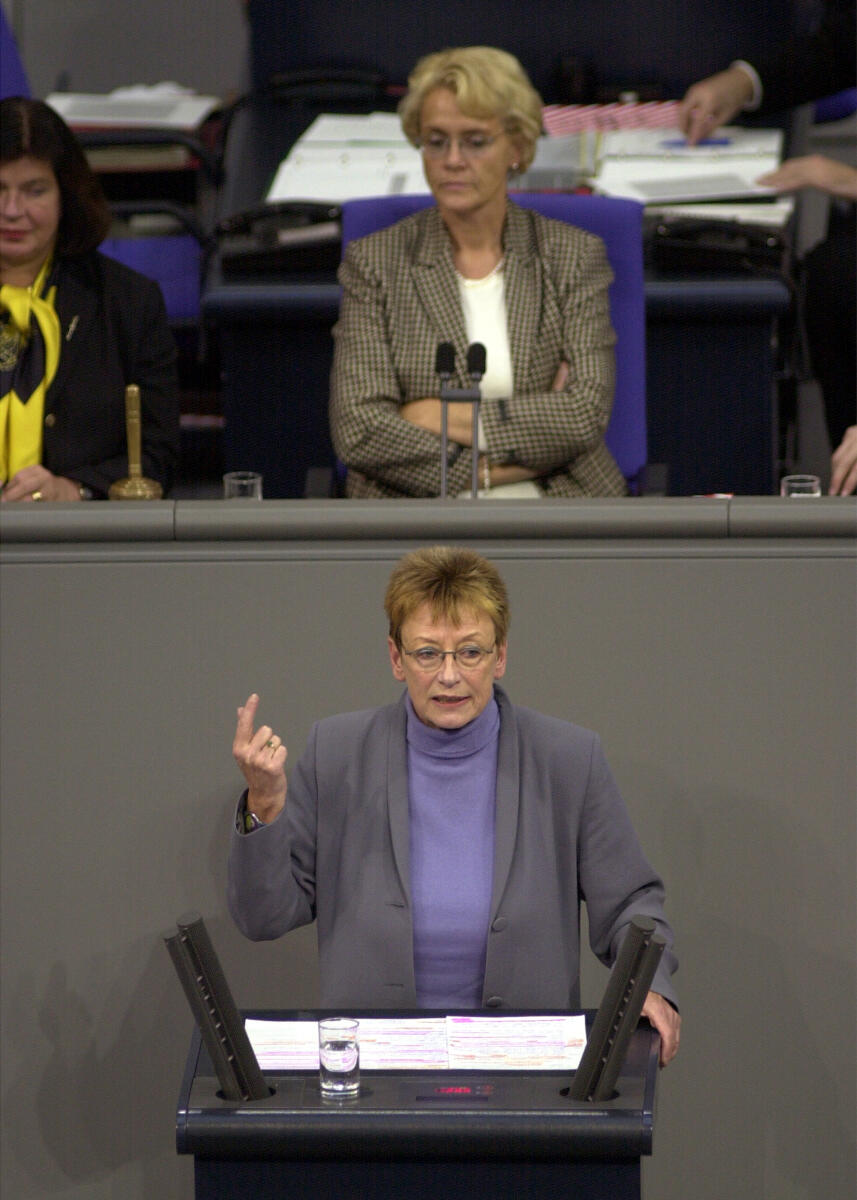 Franziska Eichstädt-Bohlig, Bündnis 90/Die Grünen, MdB, Rede im Deutschen Bundestag, Vorsitz: Bundestagspräsidentin Dr. h. c. Susanne Kastner, SPD.; 8. Bundestagssitzung, Deutscher Bundestag, Aktuelle Stunde Eichstädt-Bohlig, Franziska; Kastner, Susanne Franziska Eichstädt-Bohlig, Bündnis 90/Die Grünen, MdB, Rede im Deutschen Bundestag, Vorsitz: Bundestagspräsidentin Dr. h. c. Susanne Kastner, SPD.; 8. Bundestagssitzung, Deutscher Bundestag, Aktuelle Stunde