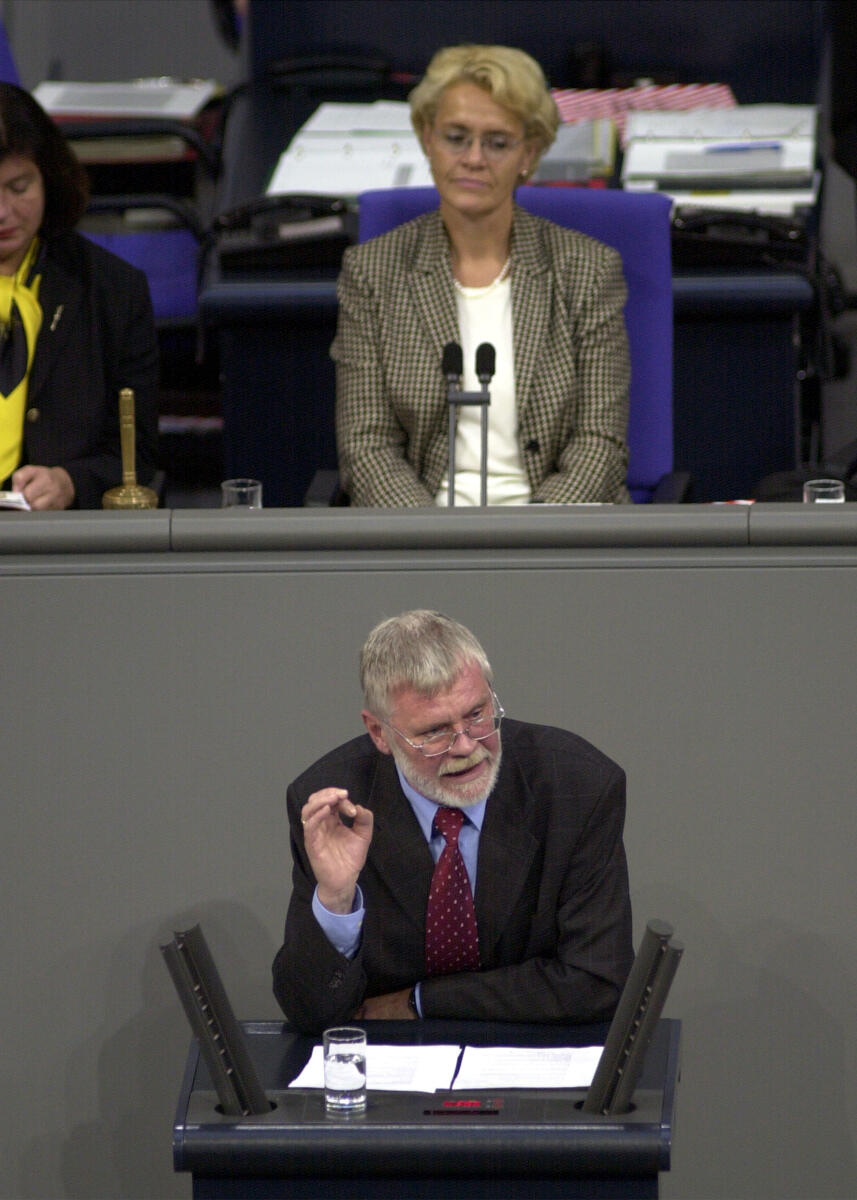 Schild, Horst; Kastner, Susanne Horst Schild, SPD, MdB, Rede im Deutschen Bundestag, Vorsitz: Bundestagsvizepräsidentin Dr. h. c. Susanne Kastner, SPD.; 8. Bundestagssitzung, Aktuelle Stunde