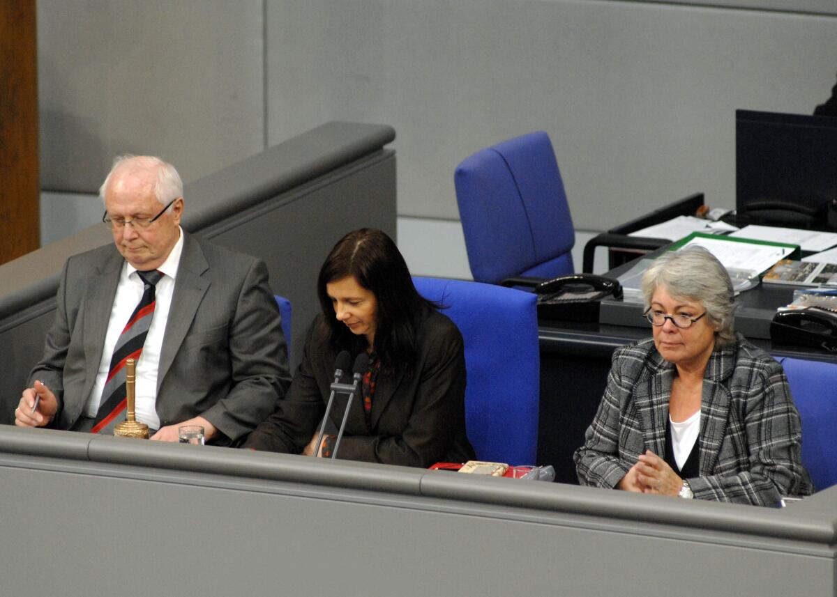 Schriftführer: Sibylle Pfeiffer, CDU/CSU, (re), Klaus Hagemann, SPD, Vorsitz: Bundestagsvizepräsidentin Katrin Göring-Eckardt, (mitte), Bündnis 90/Die Grünen. Pfeiffer, Sibylle; Hagemann, Klaus; Göring-Eckardt, Katrin Schriftführer: Sibylle Pfeiffer, CDU/CSU, (re), Klaus Hagemann, SPD, Vorsitz: Bundestagsvizepräsidentin Katrin Göring-Eckardt, (mitte), Bündnis 90/Die Grünen.