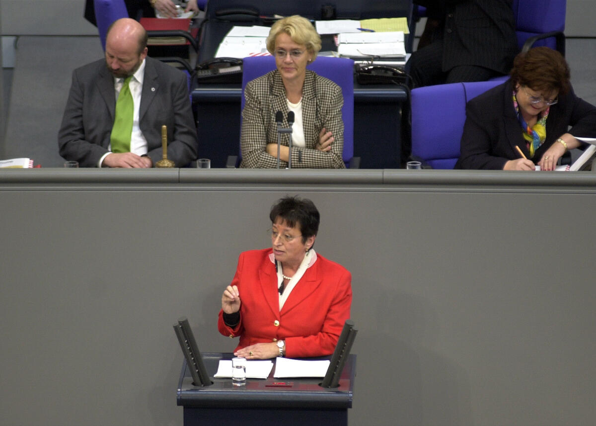 Karin Roth, SPD, MdB, Rede im Deutschen Bundestag,; Vorsitz: Bundestagsvizepräsidentin Dr. h.c. Susanne Kastner, SPD, (mi.), Schriftführerin Anita Schäfer, CDU/CSU, (re.), Schriftführer Hans-Josef Fell, Bündnis 90/Die Grünen, (li.).; 8. Bundestagssitzung, Aktuelle Stunde Roth, Karin; Fell, Hans-Josef; Kastner, Susanne; Schäfer, Anita Karin Roth, SPD, MdB, Rede im Deutschen Bundestag,; Vorsitz: Bundestagsvizepräsidentin Dr. h.c. Susanne Kastner, SPD, (mi.), Schriftführerin Anita Schäfer, CDU/CSU, (re.), Schriftführer Hans-Josef Fell, Bündnis 90/Die Grünen, (li.).; 8. Bundestagssitzung, Aktuelle Stunde