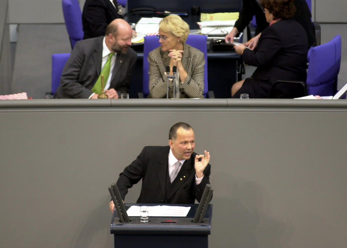 Robert Hochbaum, CDU/CSU, MdB, Rede im Deutschen Bundestag,; Vorsitz: Bundestagsvizepräsidentin Dr. h.c. Susanne Kastner, SPD, (mi.),; Schriftführer Hans-Josef Fell, Bündnis 90/Die Grünen, (li.), Schriftführrin Anita Schäfer, CDU/CSU, (re.).; 8. Bundestagssitzung Hochbaum, Robert; Fell, Hans-Josef; Kastner, Susanne; Schäfer, Anita Robert Hochbaum, CDU/CSU, MdB, Rede im Deutschen Bundestag,; Vorsitz: Bundestagsvizepräsidentin Dr. h.c. Susanne Kastner, SPD, (mi.),; Schriftführer Hans-Josef Fell, Bündnis 90/Die Grünen, (li.), Schriftführrin Anita Schäfer, CDU/CSU, (re.).; 8. Bundestagssitzung