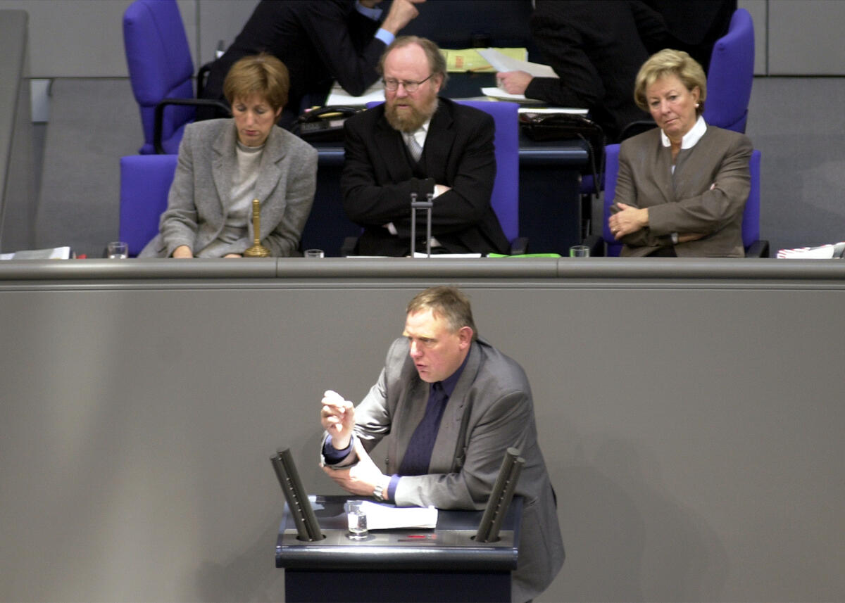 Karl-Josef Laumann, CDU/CSU, MdB, Rede im Deutschen Bundestag,; Vorsitz: Bundestagspräsident Wolfgang Thierse, SPD, (mi), Schriftführerin Dr. Margrit Spielmann, SPD, (re.), Schriftführerin Ina Lenke, FDP, (li.).; 8. Bundestagssitzung, Deutscher Bundestag Laumann, Karl-Josef; Thierse, Wolfgang; Spielmann, Margrit; Lenke, Ina Karl-Josef Laumann, CDU/CSU, MdB, Rede im Deutschen Bundestag,; Vorsitz: Bundestagspräsident Wolfgang Thierse, SPD, (mi), Schriftführerin Dr. Margrit Spielmann, SPD, (re.), Schriftführerin Ina Lenke, FDP, (li.).; 8. Bundestagssitzung, Deutscher Bundestag