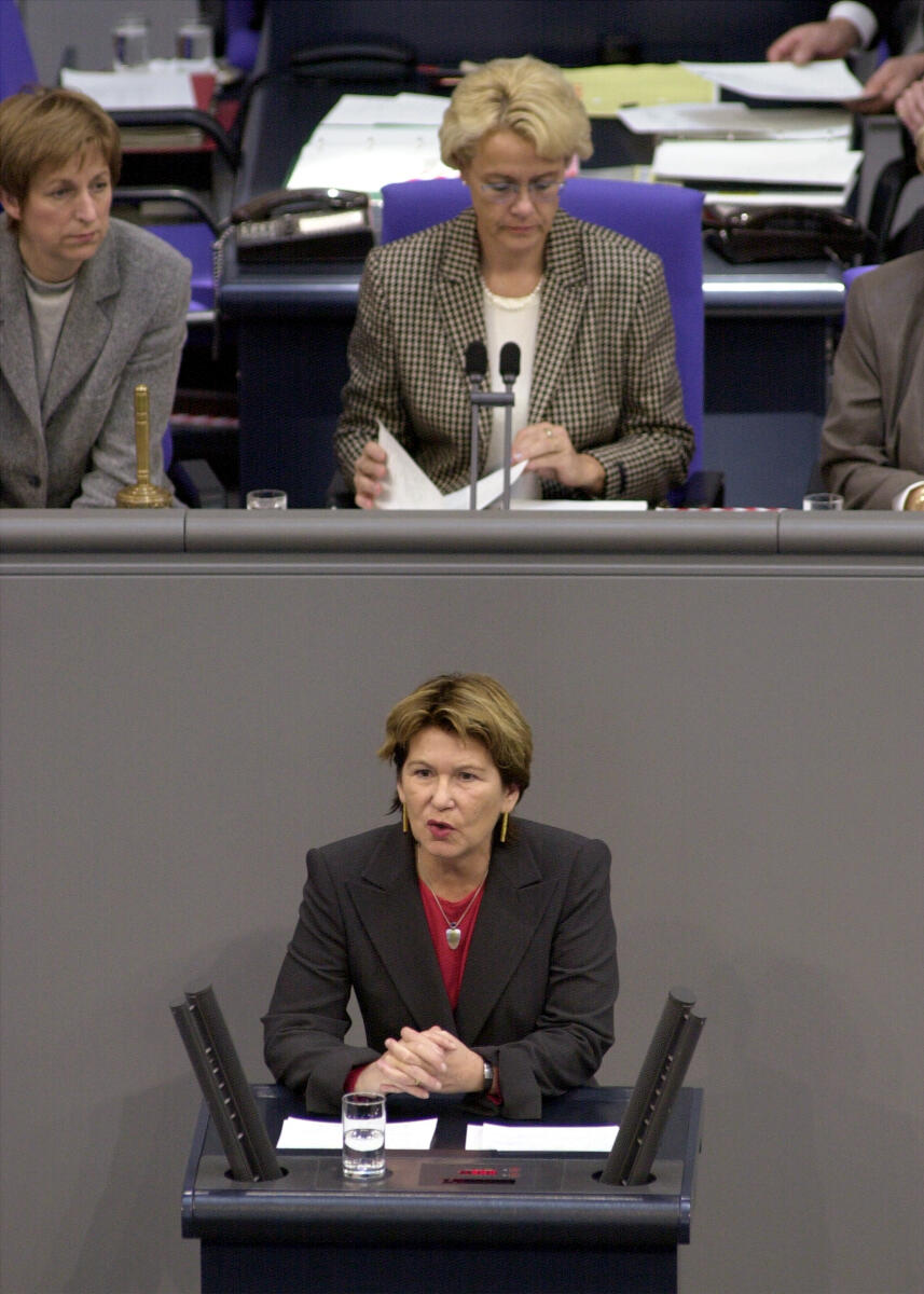 Dr. Thea Dückert, Bündnis 90/Die Grünen, MdB, Rede im Deutschen Bundestag,; Vorsitz: Bundestagsvizepräsidentin Dr. h.c. Susanne Kastner, SPD.; 8. Bundestagssitzung Dückert, Thea; Kastner, Susanne Dr. Thea Dückert, Bündnis 90/Die Grünen, MdB, Rede im Deutschen Bundestag,; Vorsitz: Bundestagsvizepräsidentin Dr. h.c. Susanne Kastner, SPD.; 8. Bundestagssitzung