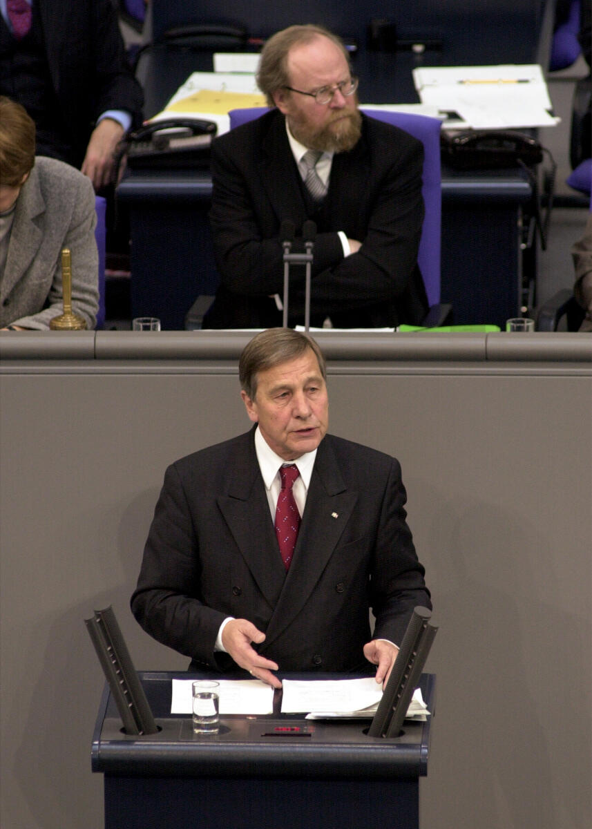 Wolfgang Clement, SPD, Bundeswirtschaftsminister, Rede im Deutschen Bundestag,; Vorsitz: Bundestagspräsident Wolfgang Thierse, SPD.; 8. Bundestagssitzung, Deutscher Bundestag, Minister, Wirtschaftsminister, Bundesminister, Plenum, Rednerpult Clement, Wolfgang; Thierse, Wolfgang Wolfgang Clement, SPD, Bundeswirtschaftsminister, Rede im Deutschen Bundestag,; Vorsitz: Bundestagspräsident Wolfgang Thierse, SPD.; 8. Bundestagssitzung, Deutscher Bundestag, Minister, Wirtschaftsminister, Bundesminister, Plenum, Rednerpult