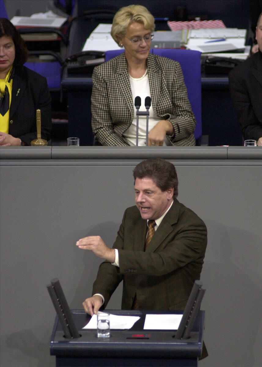 Eduard Oswald, CDU/CSU, MdB, Rede im Deutschen Bundestag, Vorsitz: Bundestagspräsidentin Dr. h. c. Susanne Kastner, SPD.; 8. Bundestagssitzung, Aktuelle Stunde Oswald, Eduard; Kastner, Susanne Eduard Oswald, CDU/CSU, MdB, Rede im Deutschen Bundestag, Vorsitz: Bundestagspräsidentin Dr. h. c. Susanne Kastner, SPD.; 8. Bundestagssitzung, Aktuelle Stunde