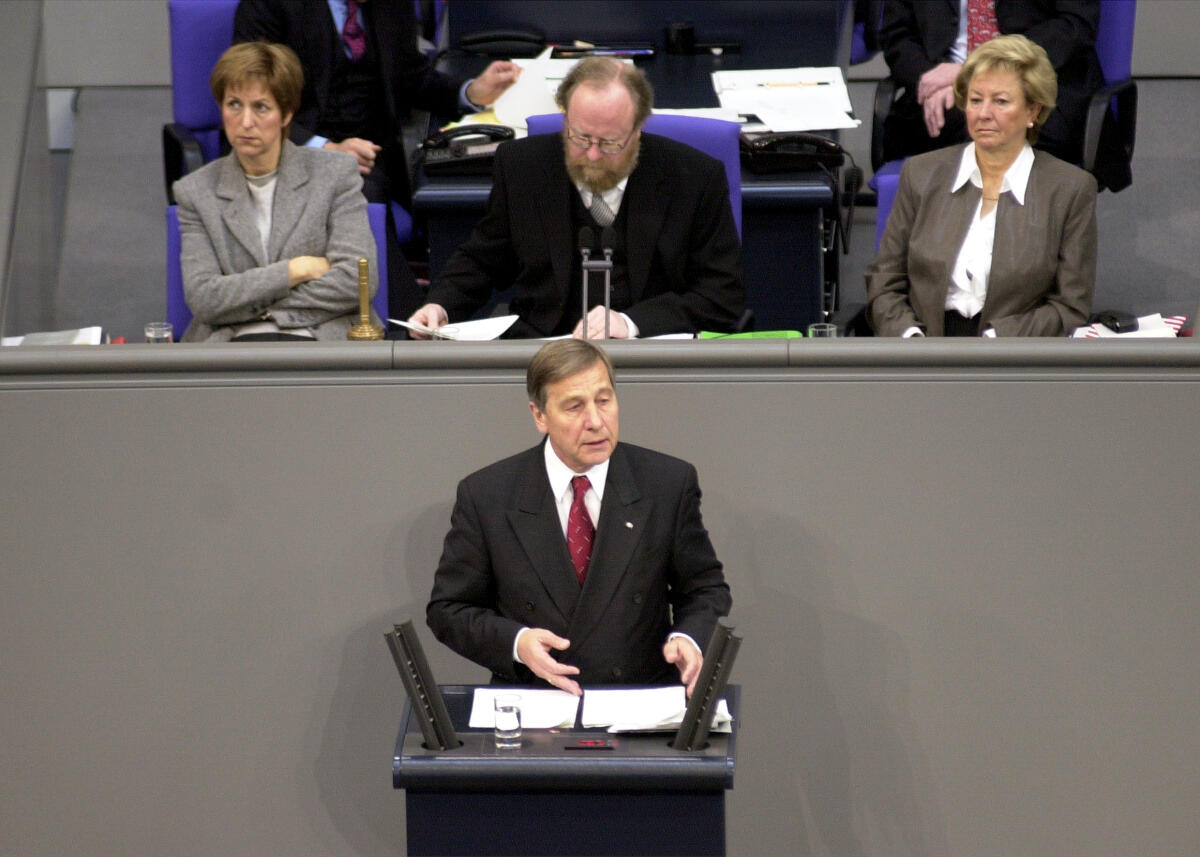 Wolfgang Clement, SPD, Bundeswirtschaftsminister, Rede im Deutschen Bundestag,; Vorsitz: Bundestagspräsident Wolfgang Thierse, SPD, (mi.), Schriftführerin Dr. Margrit Spielmann, SPD, (re.), Schriftführerin Ina Lenke, FDP, (li.).; 8. Bundestagssitzung, Deutscher Bundestag, Minister, Wirtschaftsminister, Bundesminister, Plenum, Rednerpult Clement, Wolfgang; Thierse, Wolfgang; Lenke, Ina; Spielmann, Margrit Wolfgang Clement, SPD, Bundeswirtschaftsminister, Rede im Deutschen Bundestag,; Vorsitz: Bundestagspräsident Wolfgang Thierse, SPD, (mi.), Schriftführerin Dr. Margrit Spielmann, SPD, (re.), Schriftführerin Ina Lenke, FDP, (li.).; 8. Bundestagssitzung, Deutscher Bundestag, Minister, Wirtschaftsminister, Bundesminister, Plenum, Rednerpult