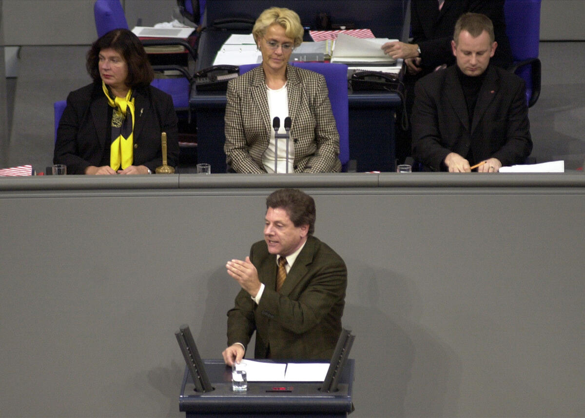 Eduard Oswald, CDU/CSU, MdB, Rede im Deutschen Bundestag, Vorsitz: Bundestagspräsidentin Dr. h. c. Susanne Kastner, SPD.; 8. Bundestagssitzung, Aktuelle Stunde Oswald, Eduard; Kastner, Susanne Eduard Oswald, CDU/CSU, MdB, Rede im Deutschen Bundestag, Vorsitz: Bundestagspräsidentin Dr. h. c. Susanne Kastner, SPD.; 8. Bundestagssitzung, Aktuelle Stunde
