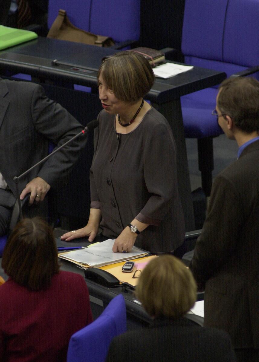 Dr. Antje Vollmer, Bündnis 90/Die Grünen, als neu gewählte Bundestagsvizepräsidentin.; Konstituierende Bundestagssitzung, Deutscher Bundestag, Vizepräsidentin Vollmer, Antje Dr. Antje Vollmer, Bündnis 90/Die Grünen, als neu gewählte Bundestagsvizepräsidentin.; Konstituierende Bundestagssitzung, Deutscher Bundestag, Vizepräsidentin