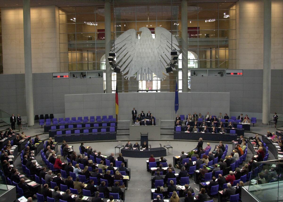 Thierse, Wolfgang Wolfgang Thierse, SPD, als neu gewählter Bundestagspräsident des 15. Deutschen Bundestages.; Konstituierende Bundestagssitzung, Deutscher Bundestag, Präsident, Blick ins Plenum, Übersicht
