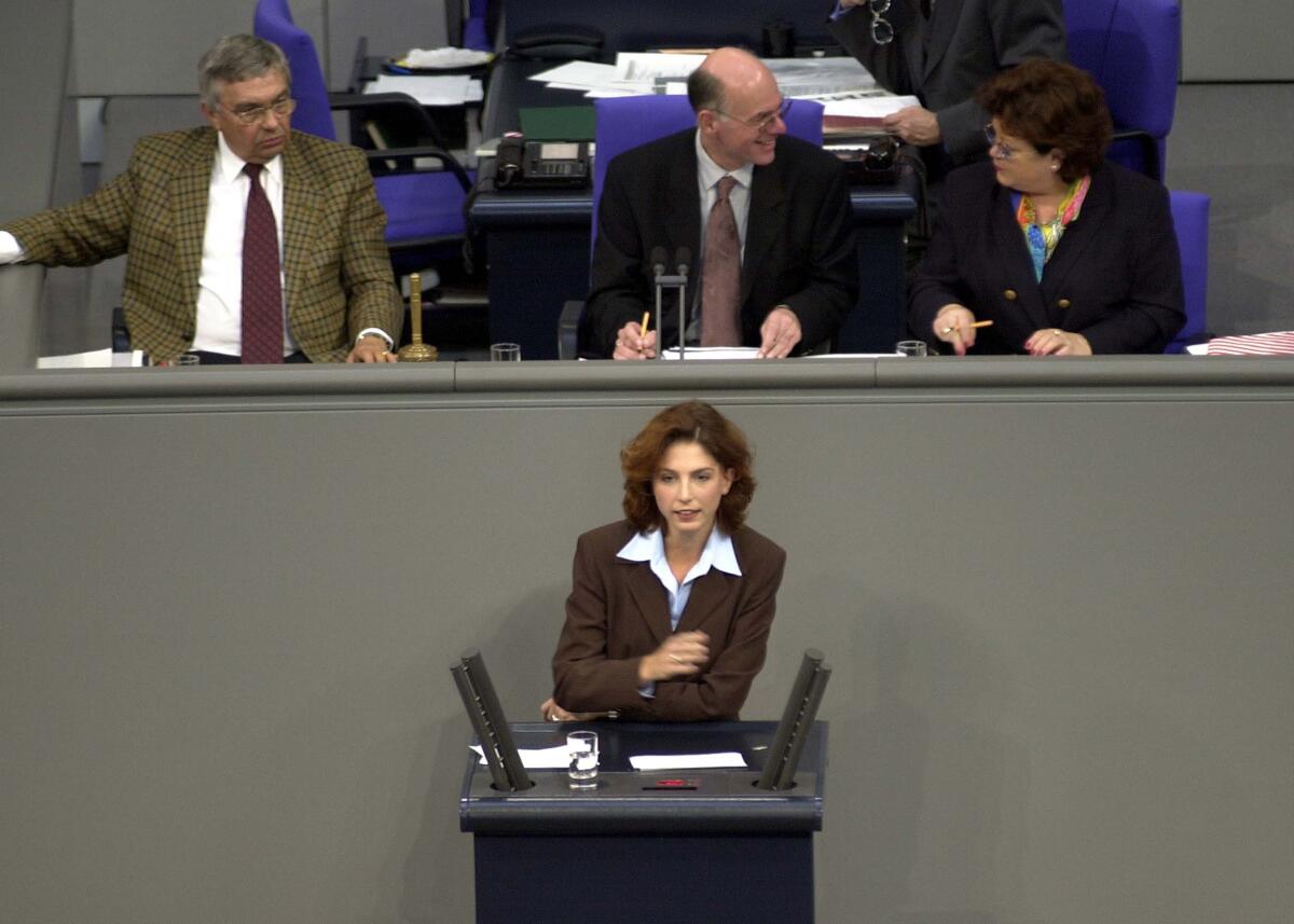 Sabine Bätzing, SPD, MdB, erste Rede im Deutschen Bundestag, Plenarsitzung Nr. 4, Thema: Aussprache zur Regierungserklärung.; Vorsitz: Bundestagvizepräsident Dr. Norbert Lammert, CDU/CSU,; Schriftführer Jann-Peter Janssen, SPD, (li.), Schriftführerin Anita Schäfer, CDU, (re.).; Bundestagsabgeordnete, Abgeordnete, Rednerpult, Vizepräsident, Plenum Bätzing, Sabine; Lammert, Norbert; Janssen, Jann-Peter; Schäfer, Anita Sabine Bätzing, SPD, MdB, erste Rede im Deutschen Bundestag, Plenarsitzung Nr. 4, Thema: Aussprache zur Regierungserklärung.; Vorsitz: Bundestagvizepräsident Dr. Norbert Lammert, CDU/CSU,; Schriftführer Jann-Peter Janssen, SPD, (li.), Schriftführerin Anita Schäfer, CDU, (re.).; Bundestagsabgeordnete, Abgeordnete, Rednerpult, Vizepräsident, Plenum