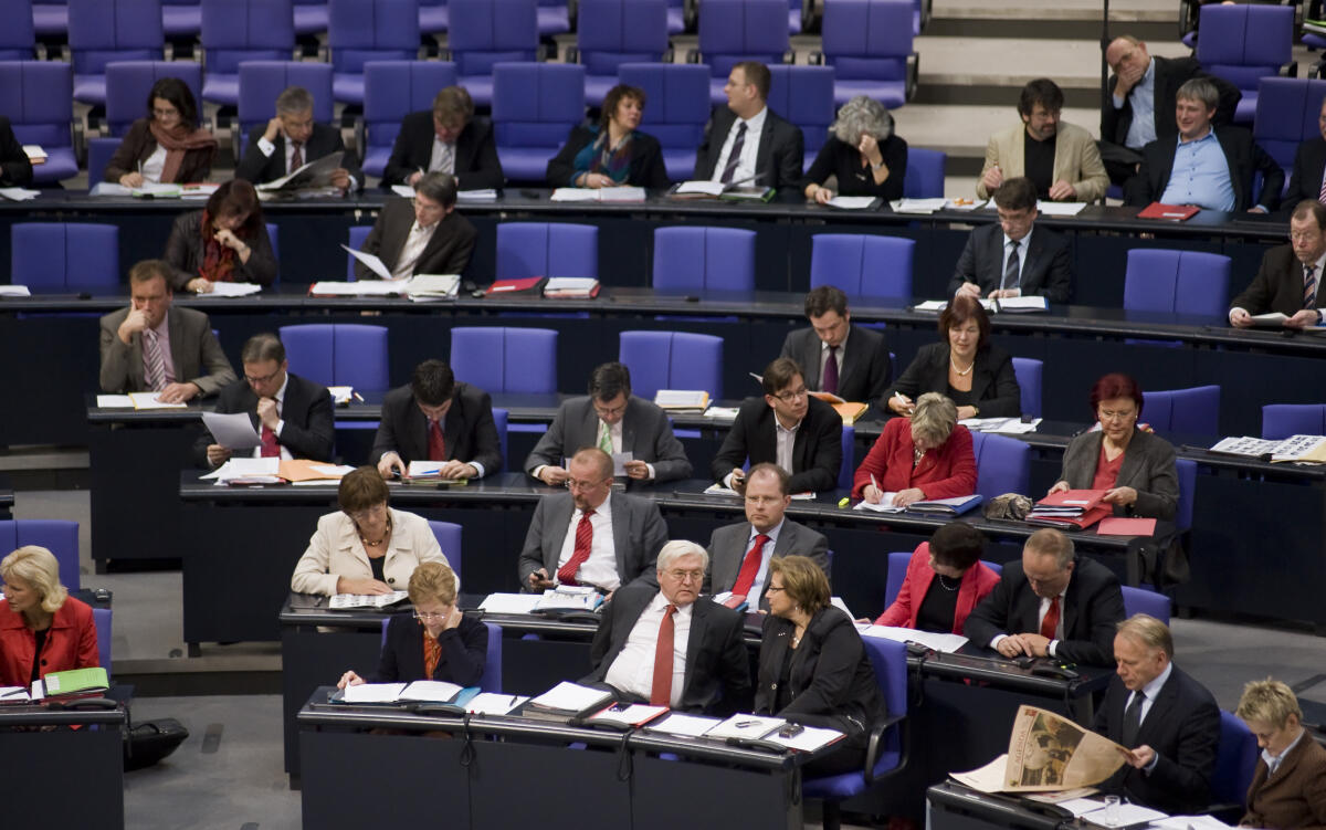 Blick in den Plenarsaal während einer Sitzung des Deutschen Bundestag.; Detaiansicht der SPD Fraktion; Plenum, Abgeordnete, Übersicht Blick in den Plenarsaal während einer Sitzung des Deutschen Bundestag.; Detaiansicht der SPD Fraktion; Plenum, Abgeordnete, Übersicht