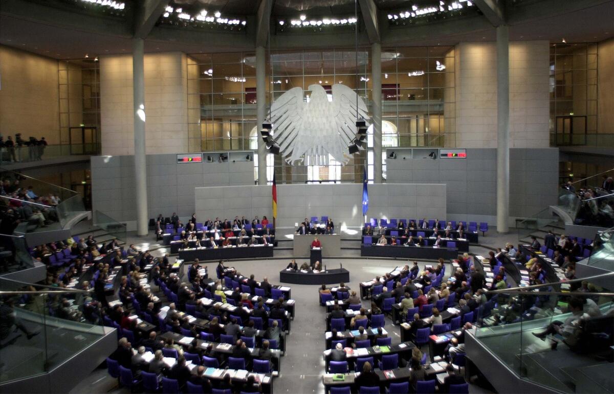 Dr. Angela Merkel, CDU/CSU, MdB, Rede im Deutschen Bundestag.; Aussprache zur Regierungserklärung, 4. Bundestagssitzung, Deutscher Bundestag, redend, Plenum, Bundestagsadler, Adler, Übersicht Merkel, Angela Dr. Angela Merkel, CDU/CSU, MdB, Rede im Deutschen Bundestag.; Aussprache zur Regierungserklärung, 4. Bundestagssitzung, Deutscher Bundestag, redend, Plenum, Bundestagsadler, Adler, Übersicht