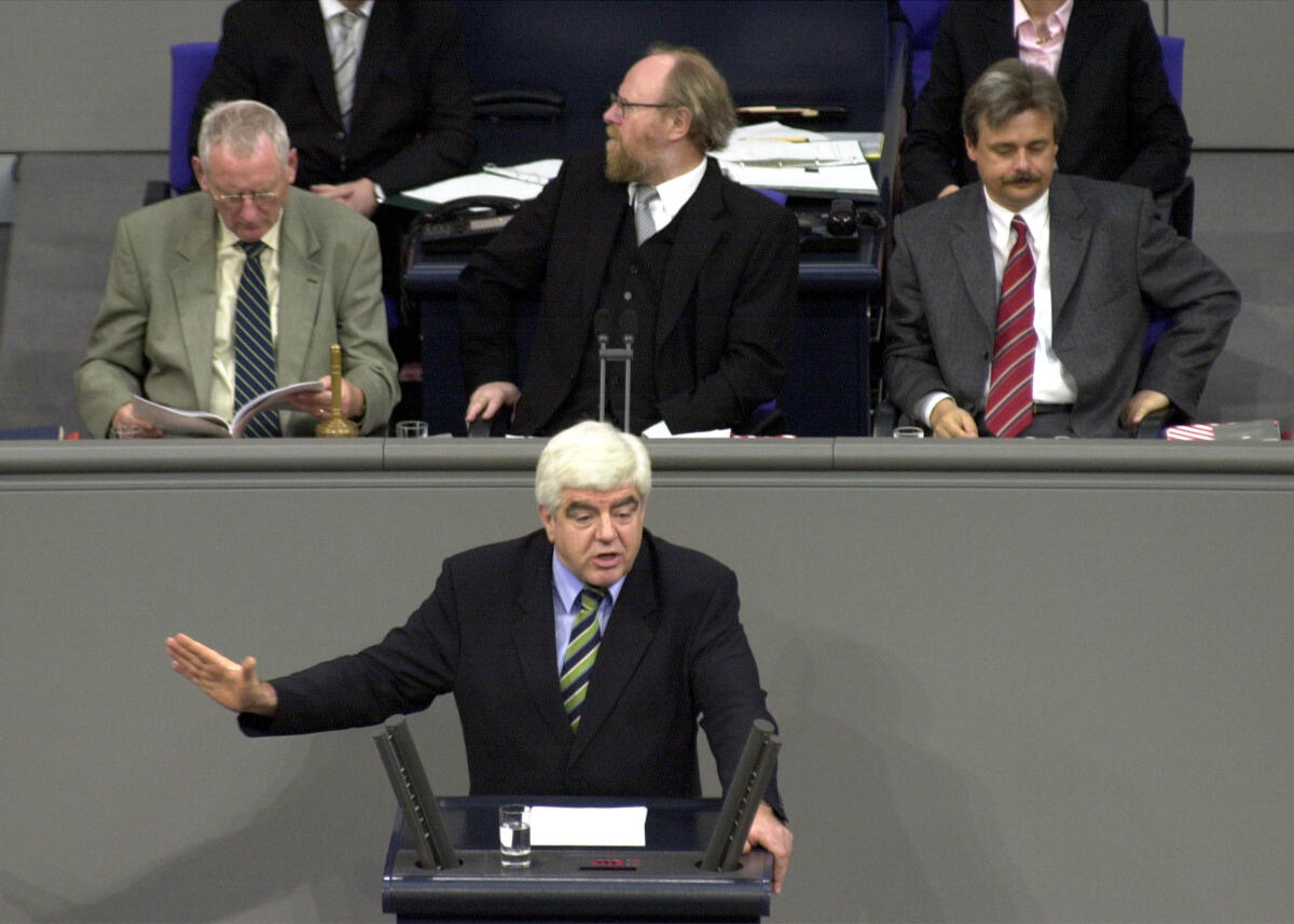 Breuer, Paul; Thierse, Wolfgang Paul Breuer, CDU/CSU, MdB, Rede im Deutschen Bundestag, 3. Bundestagssitzung, TOP 5, Thema Fortsetzung des Mazedonien-Einsatz.; Vorsitz: Bundestagspräsident Wolfgang Thierse, SPD.; Bundestagsabgeordneter, Abgeordneter, Rednerpult, Plenum, Präsident