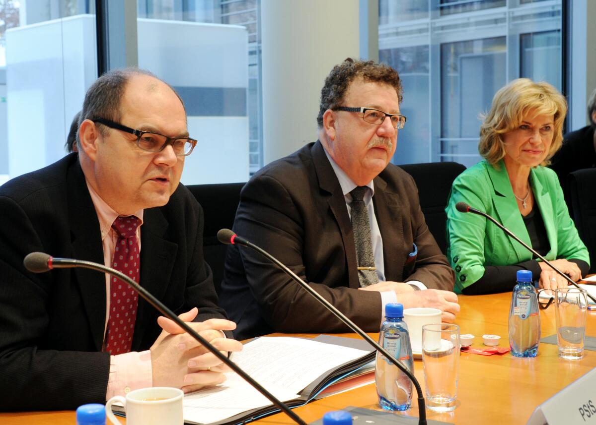 Hans-Joachim Fuchtel, (mitte), CDU/CSU, und Christian Schmidt, (li), CDU/CSU, beide Parlamentarische Staatssekretäre im Bundesministerium für wirtschaftliche Zusammenarbeit und Entwicklung, CDU/CSU, sind im gleichnamigem Ausschuss des Deutschen Bundestages zu Gast. Dagmar Wöhrl, CDU/CSU, Vorsitzende des Ausschusses, leitet die Sitzung. Wöhrl, Dagmar G.; Fuchtel, Hans-Joachim; Schmidt, Christian Hans-Joachim Fuchtel, (mitte), CDU/CSU, und Christian Schmidt, (li), CDU/CSU, beide Parlamentarische Staatssekretäre im Bundesministerium für wirtschaftliche Zusammenarbeit und Entwicklung, CDU/CSU, sind im gleichnamigem Ausschuss des Deutschen Bundestages zu Gast. Dagmar Wöhrl, CDU/CSU, Vorsitzende des Ausschusses, leitet die Sitzung.
