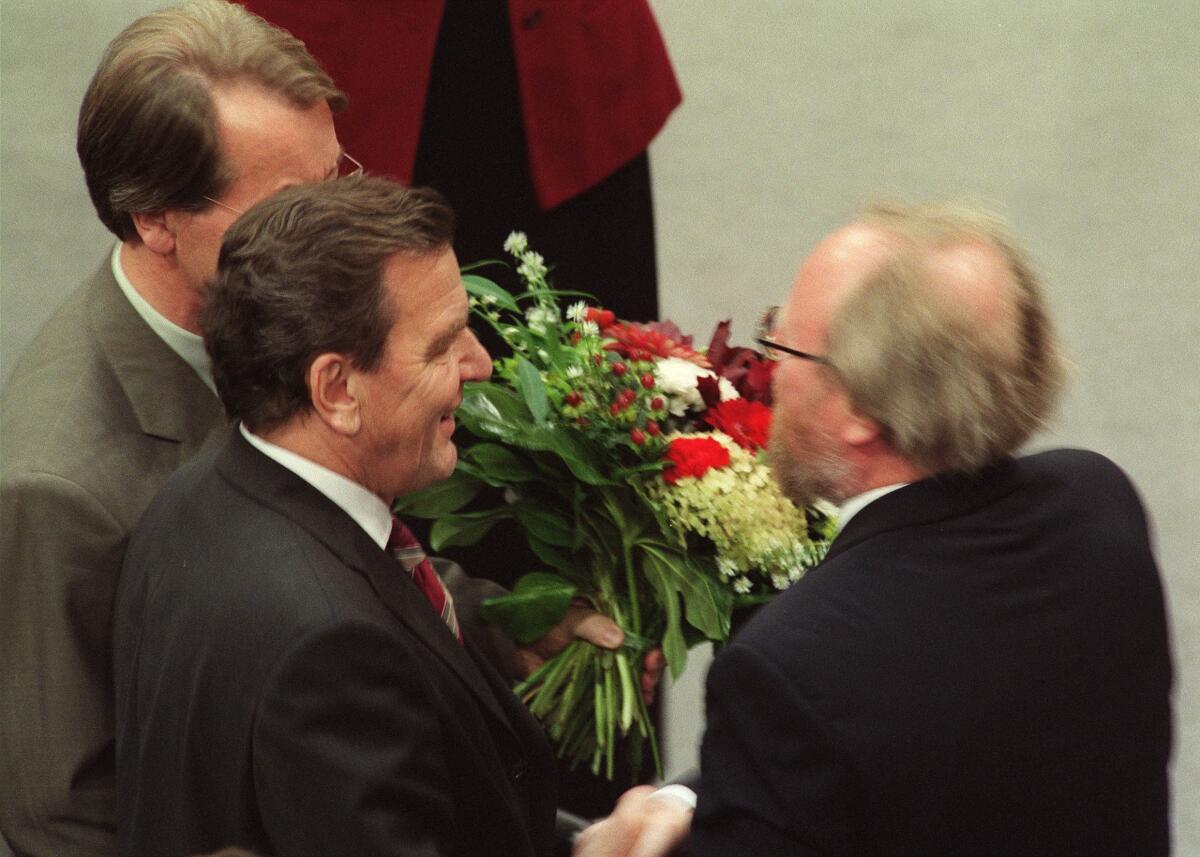 Wolfgang Thierse, SPD, (re.), als neu gewählter Bundestagspräsident, im Gespräch mit Bundeskanzler Gerhard Schröder, SPD, (mi.), und Fraktionsvorsitzender Franz Müntefering, SPD, (li.).; Konstituierende Bundestagssitzung, Deutscher Bundestag, Blumenstrauss, Blumen, Gratulation Thierse, Wolfgang; Schröder, Gerhard; Müntefering, Franz Wolfgang Thierse, SPD, (re.), als neu gewählter Bundestagspräsident, im Gespräch mit Bundeskanzler Gerhard Schröder, SPD, (mi.), und Fraktionsvorsitzender Franz Müntefering, SPD, (li.).; Konstituierende Bundestagssitzung, Deutscher Bundestag, Blumenstrauss, Blumen, Gratulation