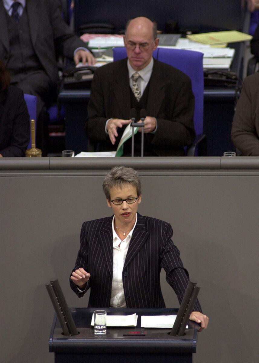 Birgitt Bender, Bündnis 90/Die Grünen, MdB, erste Rede im Deutschen Bundestag, 6. Bundestagssitzung, Aussprache zur Regierungserklärung, Thema: Soziales und Gesundheit.; Vorsitz: Bundestagsvizepräsident Dr. Norbert Lammert, CDU/CSU.; Bundestagsabgeordnete, Abgeordnete, Rednerpult, Vizepräsident, Plenum Bender, Birgitt; Lammert, Norbert Birgitt Bender, Bündnis 90/Die Grünen, MdB, erste Rede im Deutschen Bundestag, 6. Bundestagssitzung, Aussprache zur Regierungserklärung, Thema: Soziales und Gesundheit.; Vorsitz: Bundestagsvizepräsident Dr. Norbert Lammert, CDU/CSU.; Bundestagsabgeordnete, Abgeordnete, Rednerpult, Vizepräsident, Plenum