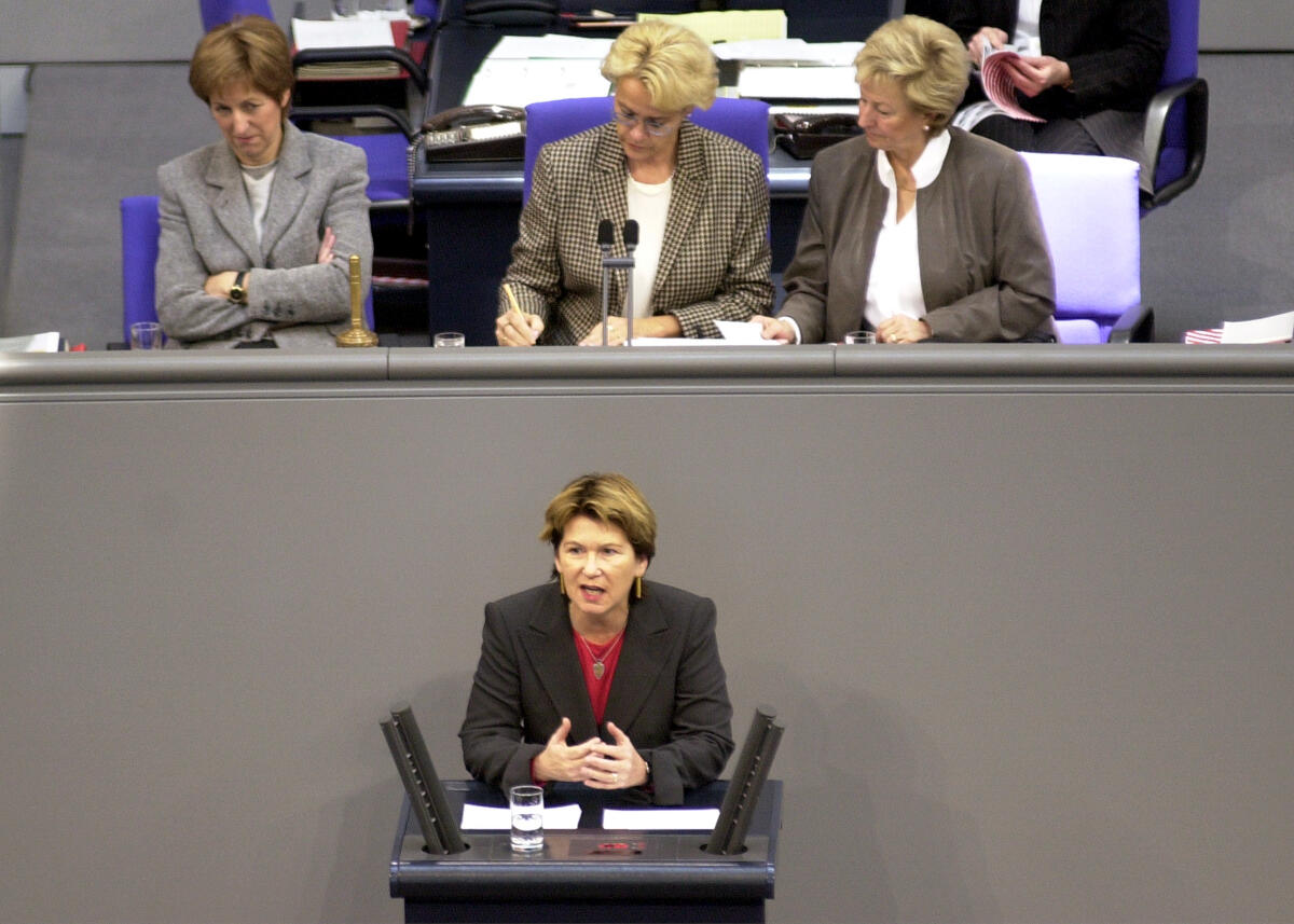 Dr. Thea Dückert, Bündnis 90/Die Grünen, MdB, Rede im Deutschen Bundestag,; Vorsitz: Bundestagsvizepräsidentin Dr. h.c. Susanne Kastner, SPD, (mi.), Schriftführerin Dr. Margrit Spielmann, SPD, (re.), Schriftführerin Ina Lenke, FDP, (li.).; 8. Bundestagssitzung Dückert, Thea; Kastner, Susanne; Spielmann, Margrit; Lenke, Ina Dr. Thea Dückert, Bündnis 90/Die Grünen, MdB, Rede im Deutschen Bundestag,; Vorsitz: Bundestagsvizepräsidentin Dr. h.c. Susanne Kastner, SPD, (mi.), Schriftführerin Dr. Margrit Spielmann, SPD, (re.), Schriftführerin Ina Lenke, FDP, (li.).; 8. Bundestagssitzung
