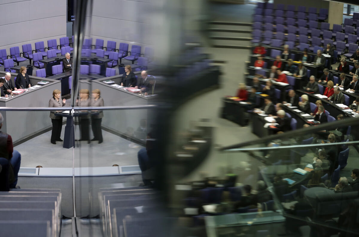 Bundeskanzlerin Dr. Angela Merkel, CDU/CSU, MdB, bei einer Regierungserklärung.; Plenarsaal, Abgeordnete, Rednerin, Rednerpult, Plenarsitzung, Sitzung, Spiegelung, spiegeln Merkel, Angela Bundeskanzlerin Dr. Angela Merkel, CDU/CSU, MdB, bei einer Regierungserklärung.; Plenarsaal, Abgeordnete, Rednerin, Rednerpult, Plenarsitzung, Sitzung, Spiegelung, spiegeln