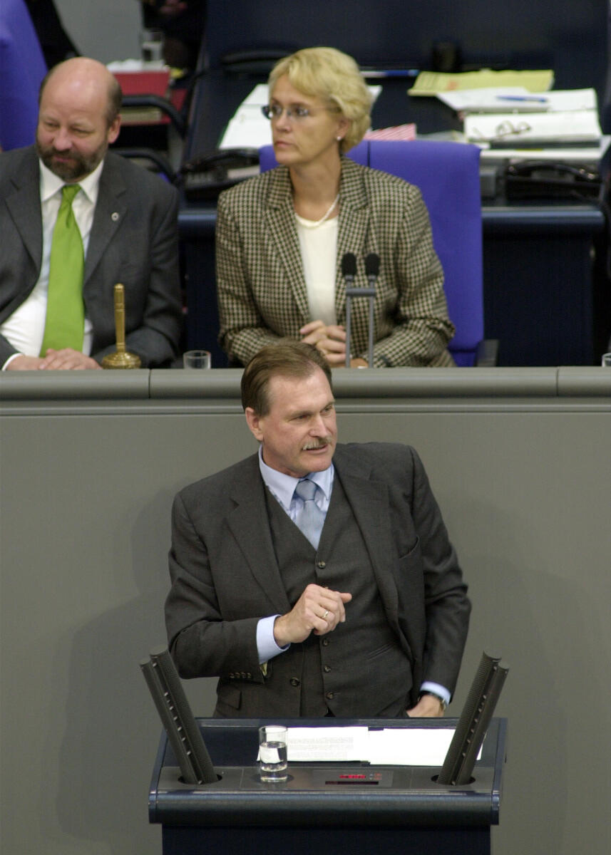 Singhammer, Johannes; Kastner, Susanne; Fell, Hans-Josef Johannes Singhammer, CDU/CSU, MdB, Rede im Deutschen Bundestag, Vorsitz: Bundestagsvizepräsidentin Dr. h. c. Susanne Kastner, SPD, (mi.), Schriftführer Hans-Josef Fell, Bündnis 90/Die Grünen, (li.).; 8. Bundestagssitzung, Deutscher Bundestag