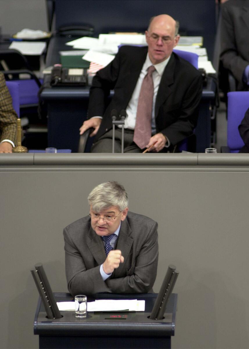 Bundesaußenminister Joseph (Joschka) Fischer, Bündnis 90/Die Grünen, MdB, Rede im Deutschen Bundestag, Vorsitz: Bundestagsvizepräsident Dr. Norbert Lammert, CDU/CSU.; Aussprache zur Regierungserklärung, 4. Bundestagssitzung, Deutscher Bundestag, Außenminister, Minister des Auswärtigen, Bundesminister Fischer, Joseph; Lammert, Norbert Bundesaußenminister Joseph (Joschka) Fischer, Bündnis 90/Die Grünen, MdB, Rede im Deutschen Bundestag, Vorsitz: Bundestagsvizepräsident Dr. Norbert Lammert, CDU/CSU.; Aussprache zur Regierungserklärung, 4. Bundestagssitzung, Deutscher Bundestag, Außenminister, Minister des Auswärtigen, Bundesminister